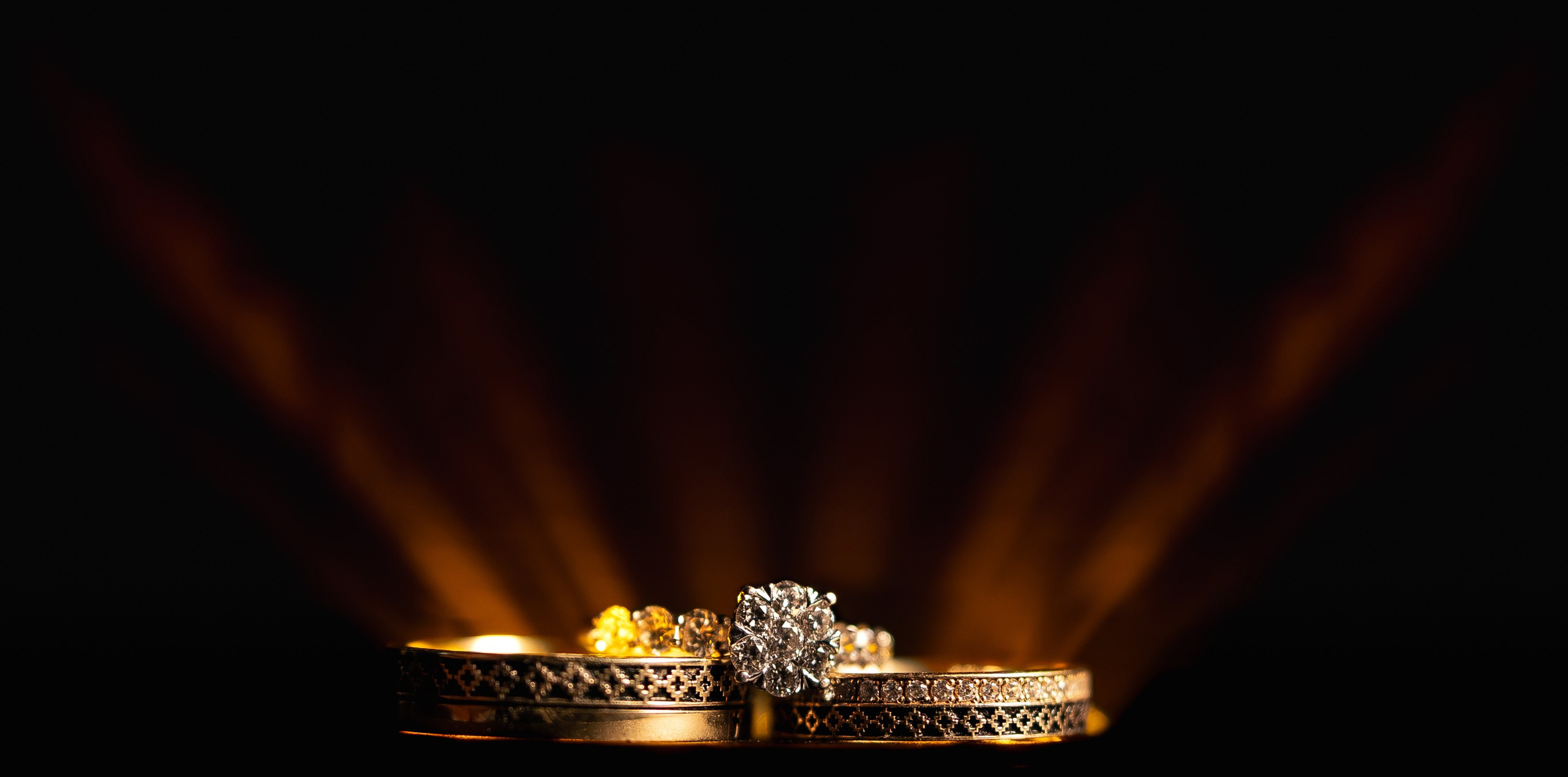 Verighetele mirilor – fotografie creativa cu inele de nuntă