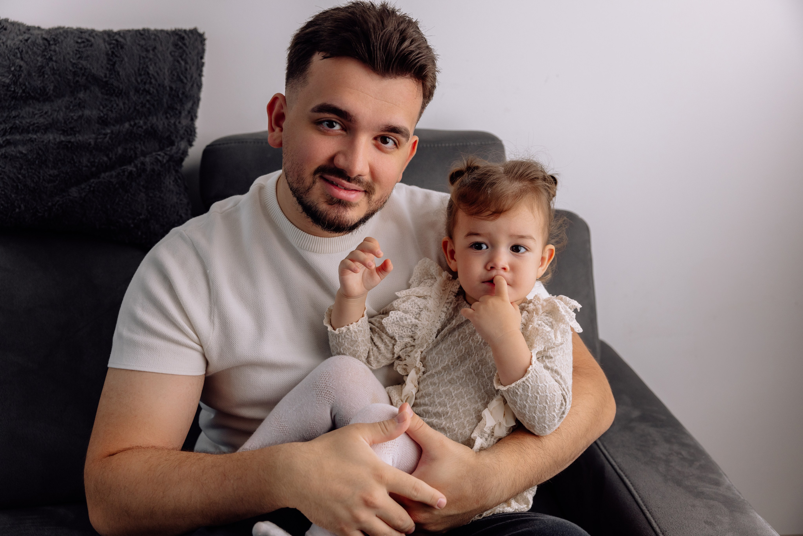Zwei kleine Prinzessinnen mit Mama und Papa - Familienshooting zuhause. Hochzeitsfotograf München Taufe Familienfotograf Tanja Mauke