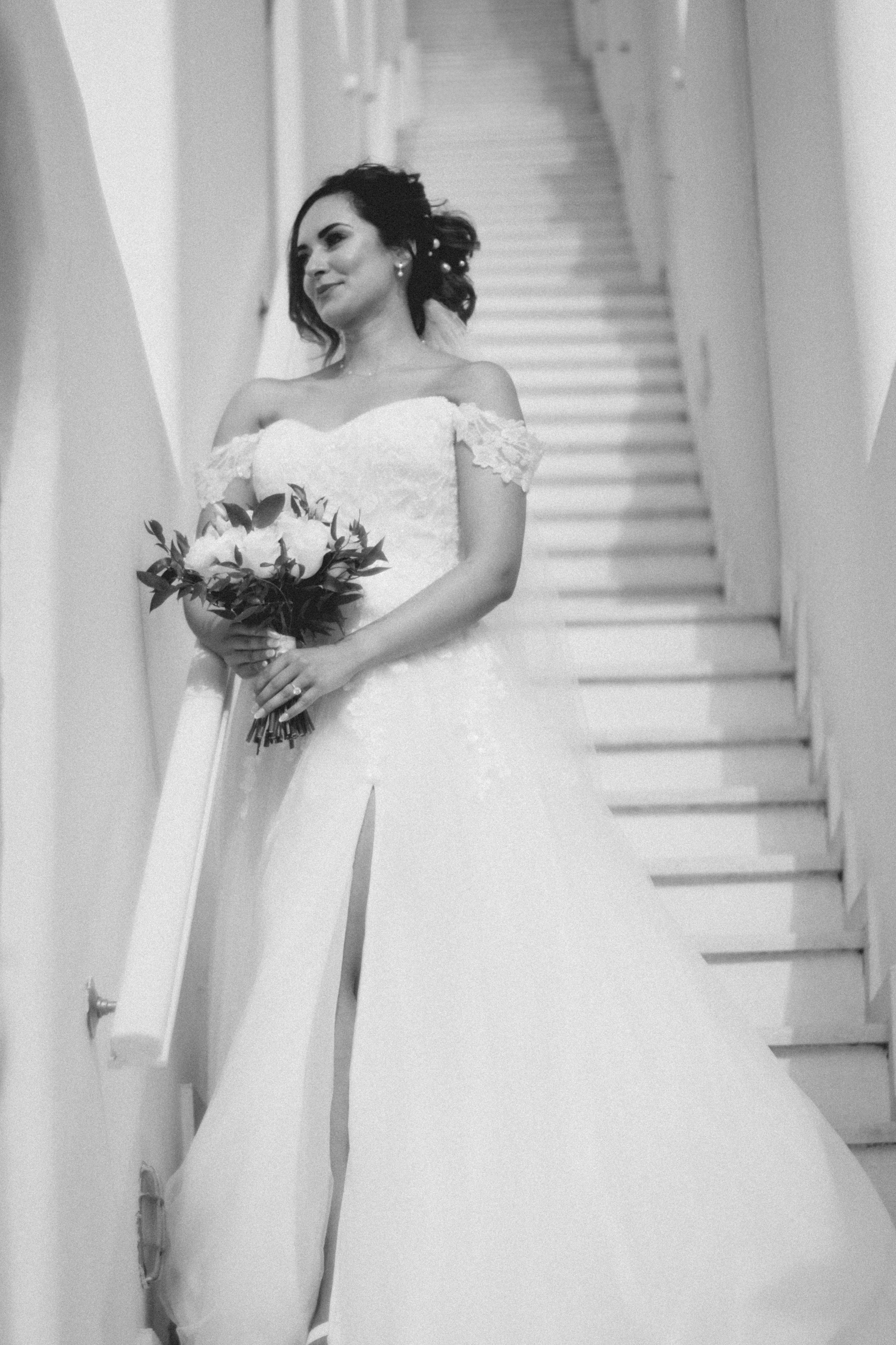 Fahid and Seher in Santorini. Photographer in Greece Kristina