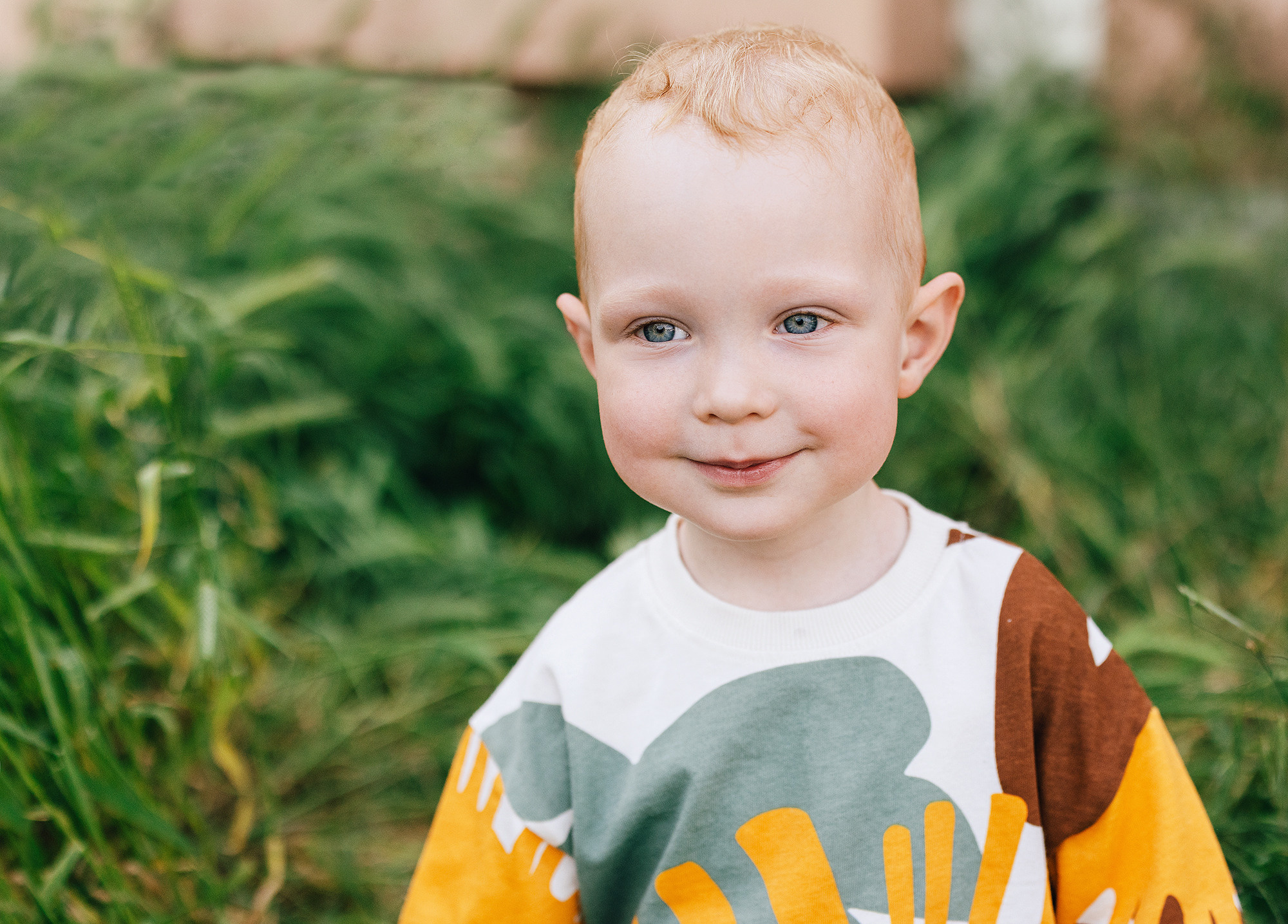 Анна с семьей в парке. Rodinný a svatební fotograf v Praze