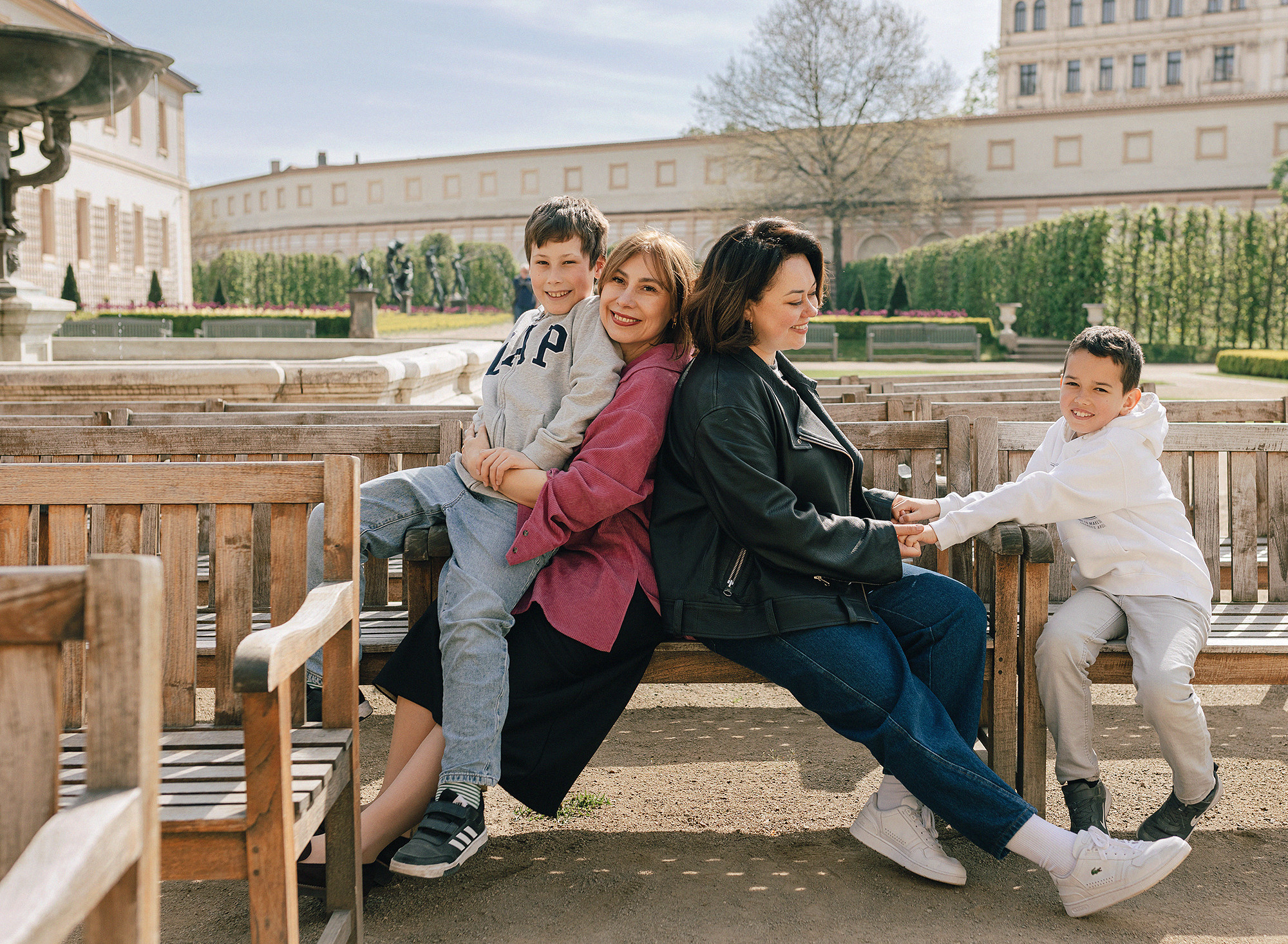 Анна с семьей в парке. Rodinný a svatební fotograf v Praze
