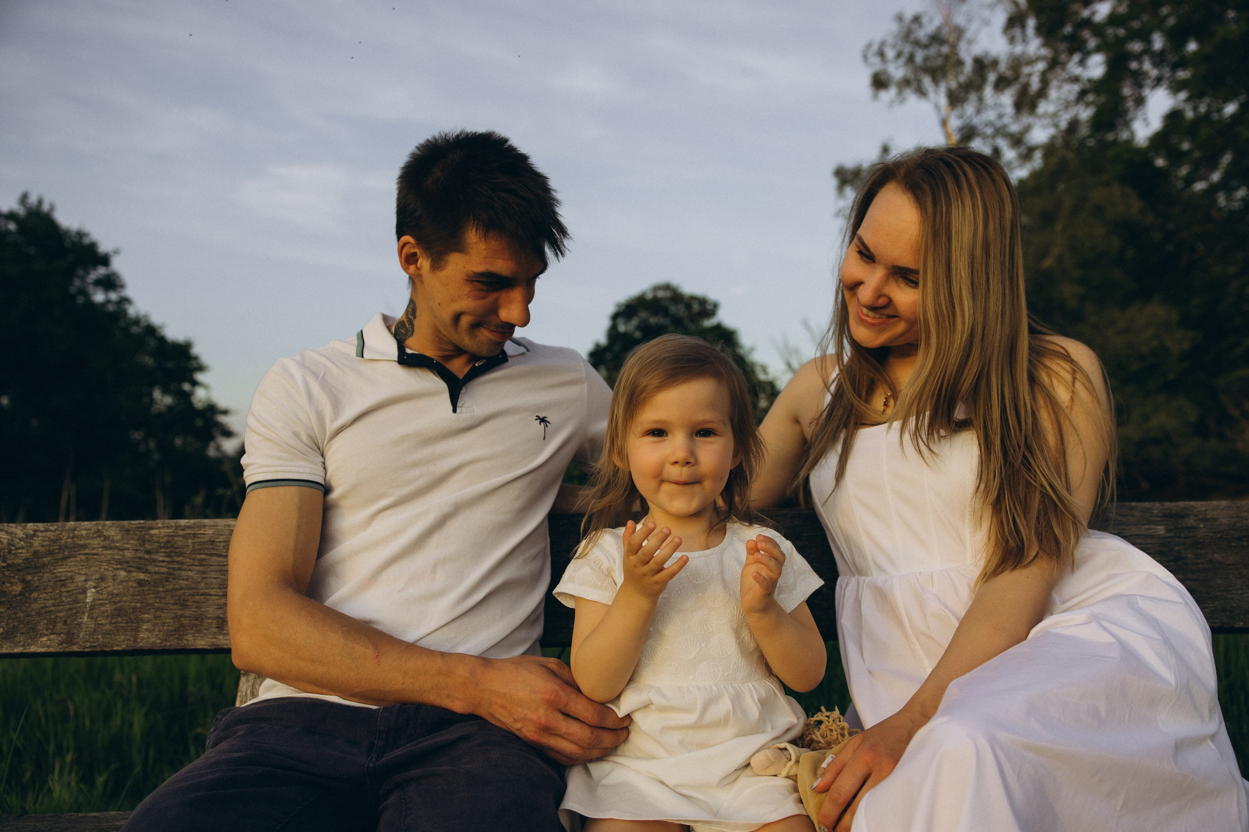 Familienshooting bei Sonnenuntergang. Familien & Hochzeitfotografin Nadja Holzmann