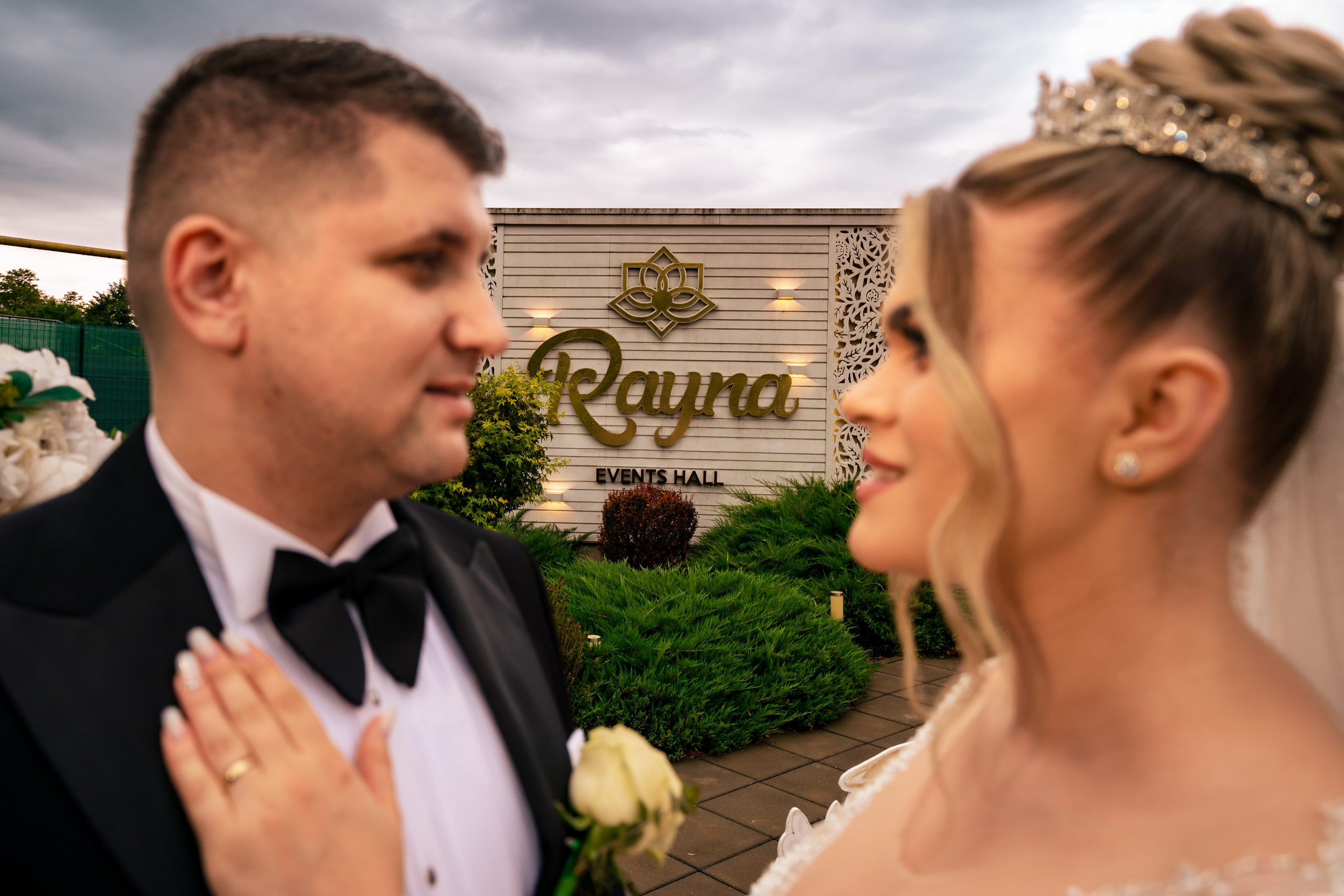 Andreea, Damian si Aris. Acasă