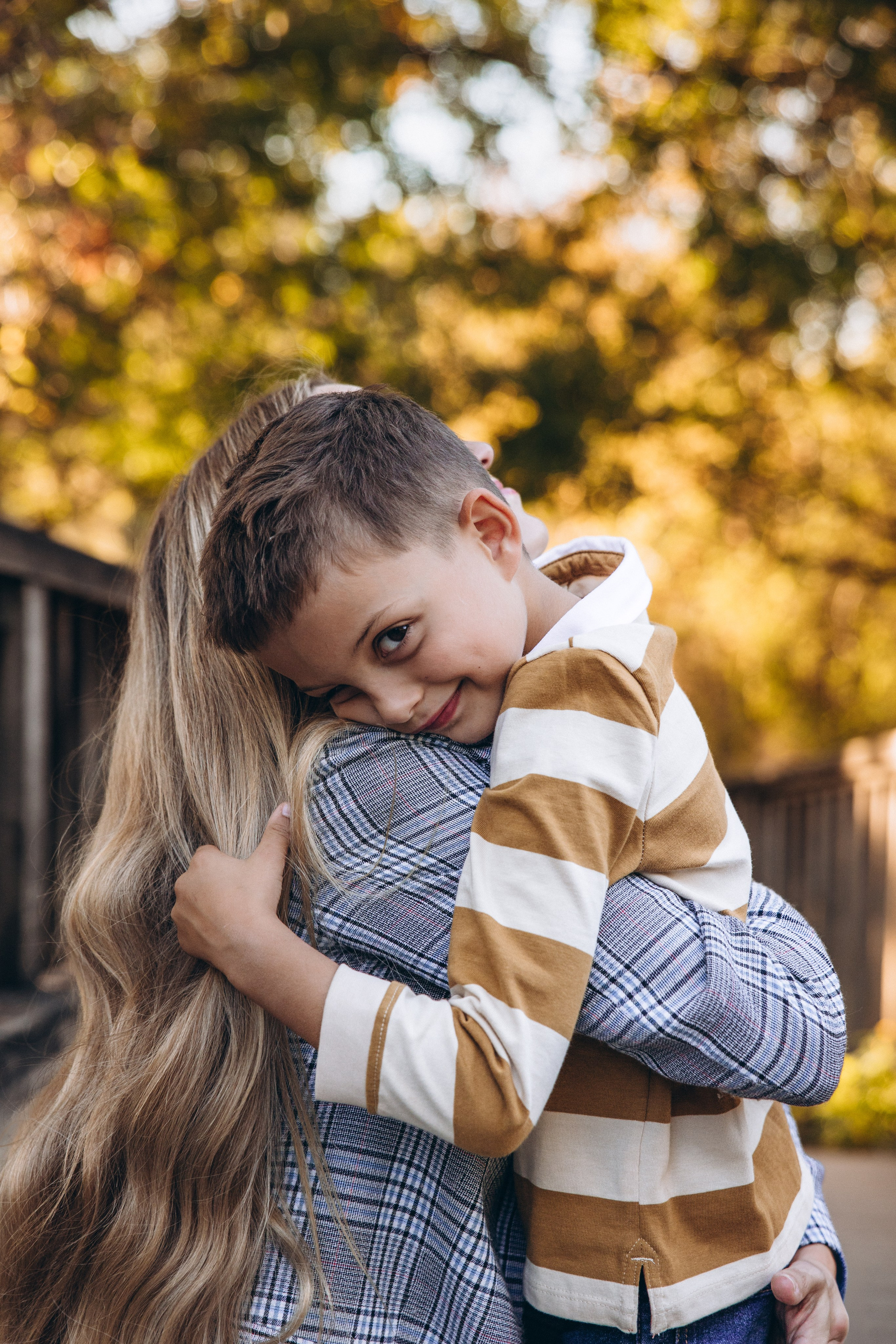 Autumn mother-son family photoshoot in Toulouse. Eugenie Smirnova — wedding, corporate and lifestyle photographer in Toulouse and Southwest France