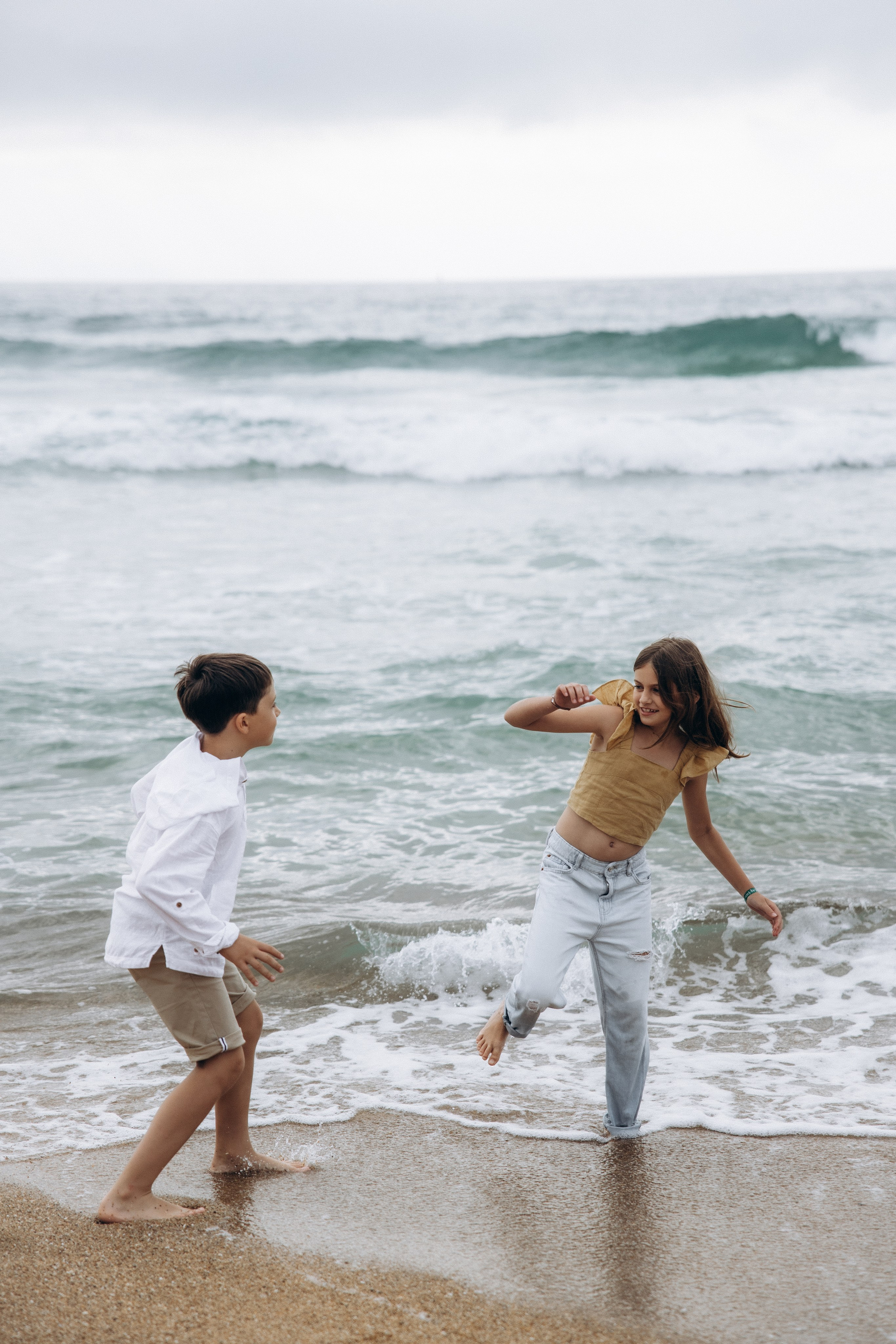 Family photoshoot by the ocean. Labenne Ocean Beach 2024. Eugenie Smirnova — wedding, corporate and lifestyle photographer in Toulouse and Southwest France