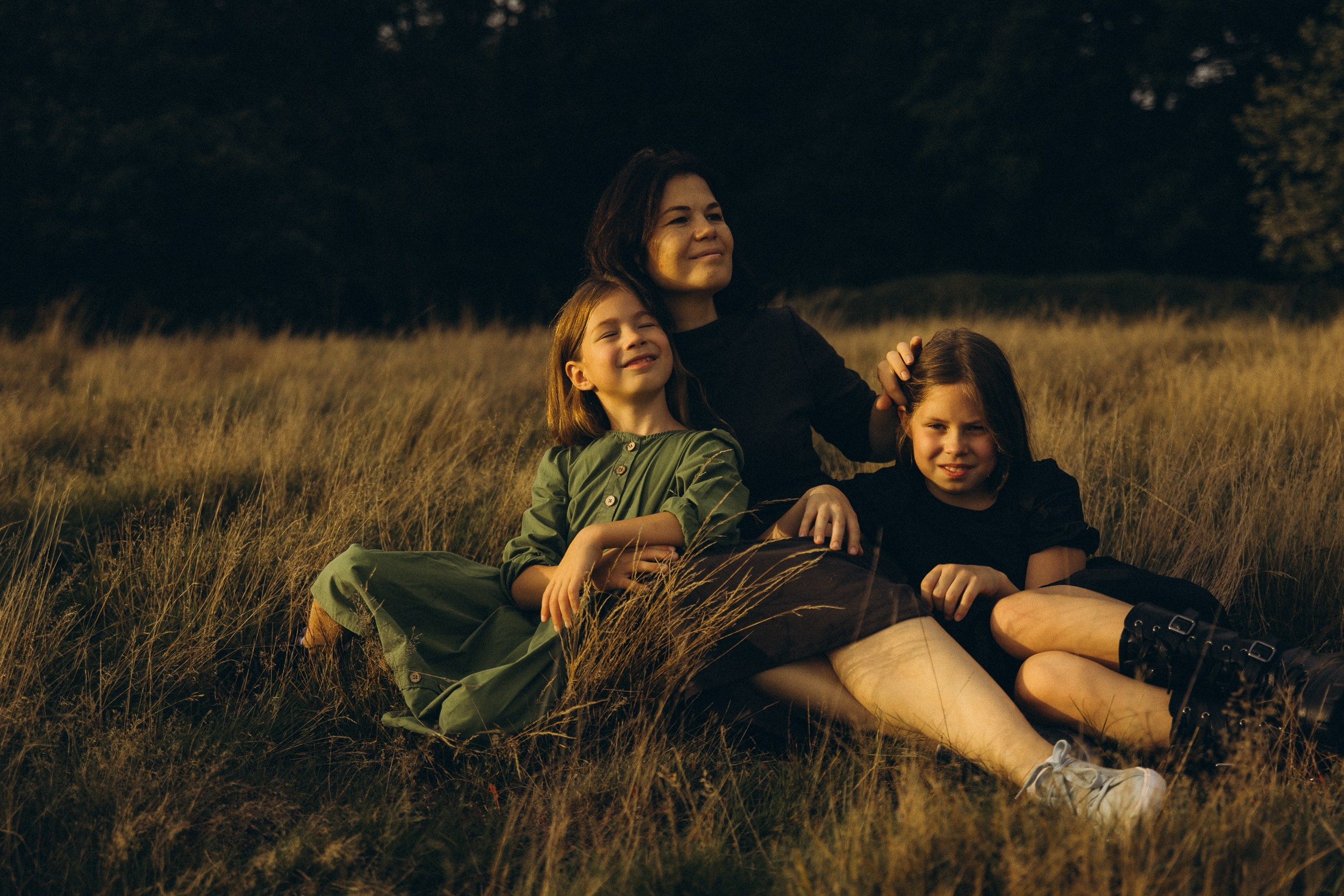 Mama und ihre zwei bezaubernden Töchter in einer familiären Fotosession. Familien & Hochzeitfotografin Nadja Holzmann