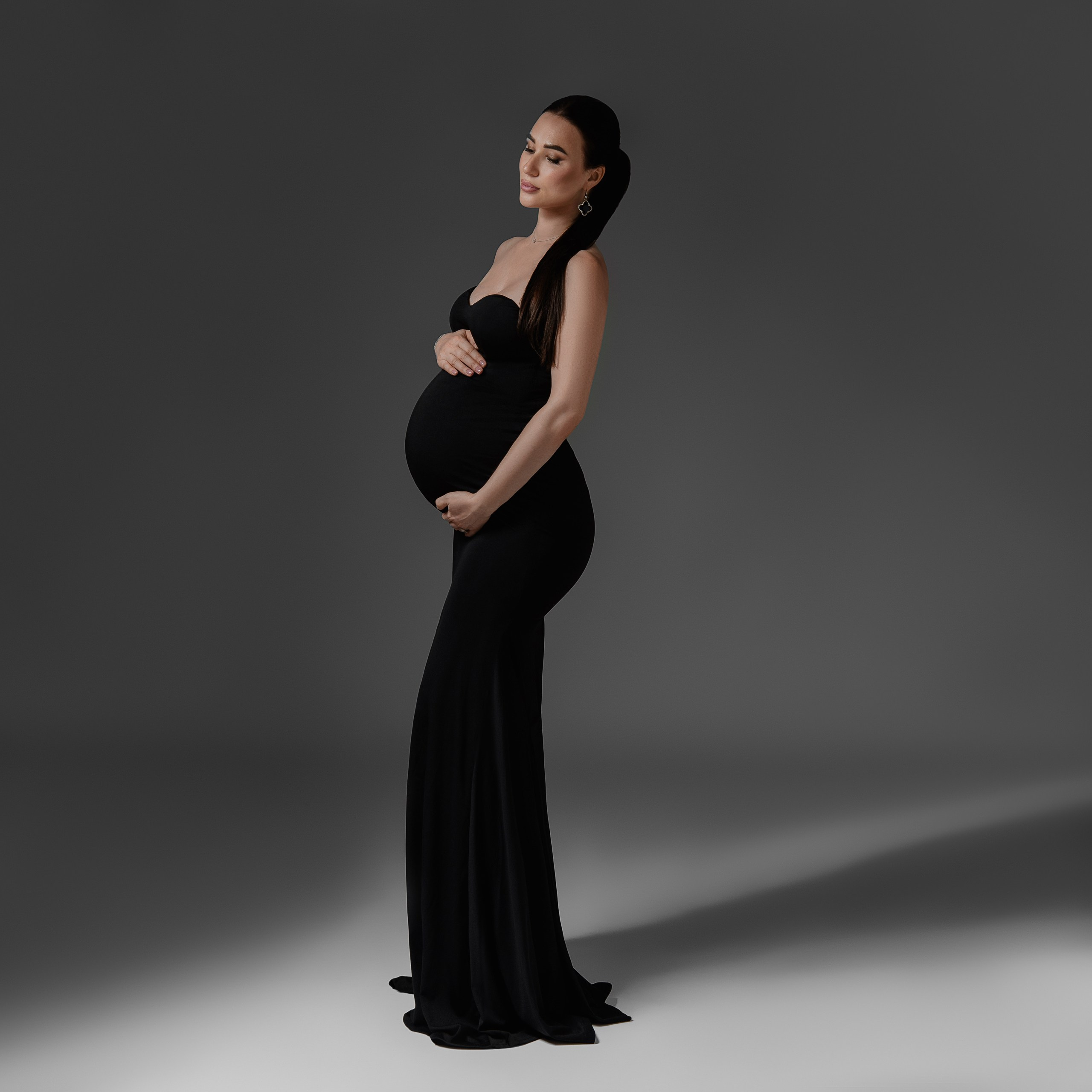 Séance photo de Grosesse dans un studio à Nice, France, Côte d’Azur. MARIA VALUEVA Photographer in Nice, Cannes, Monaco, France, Europe, Istanbulm Turquie