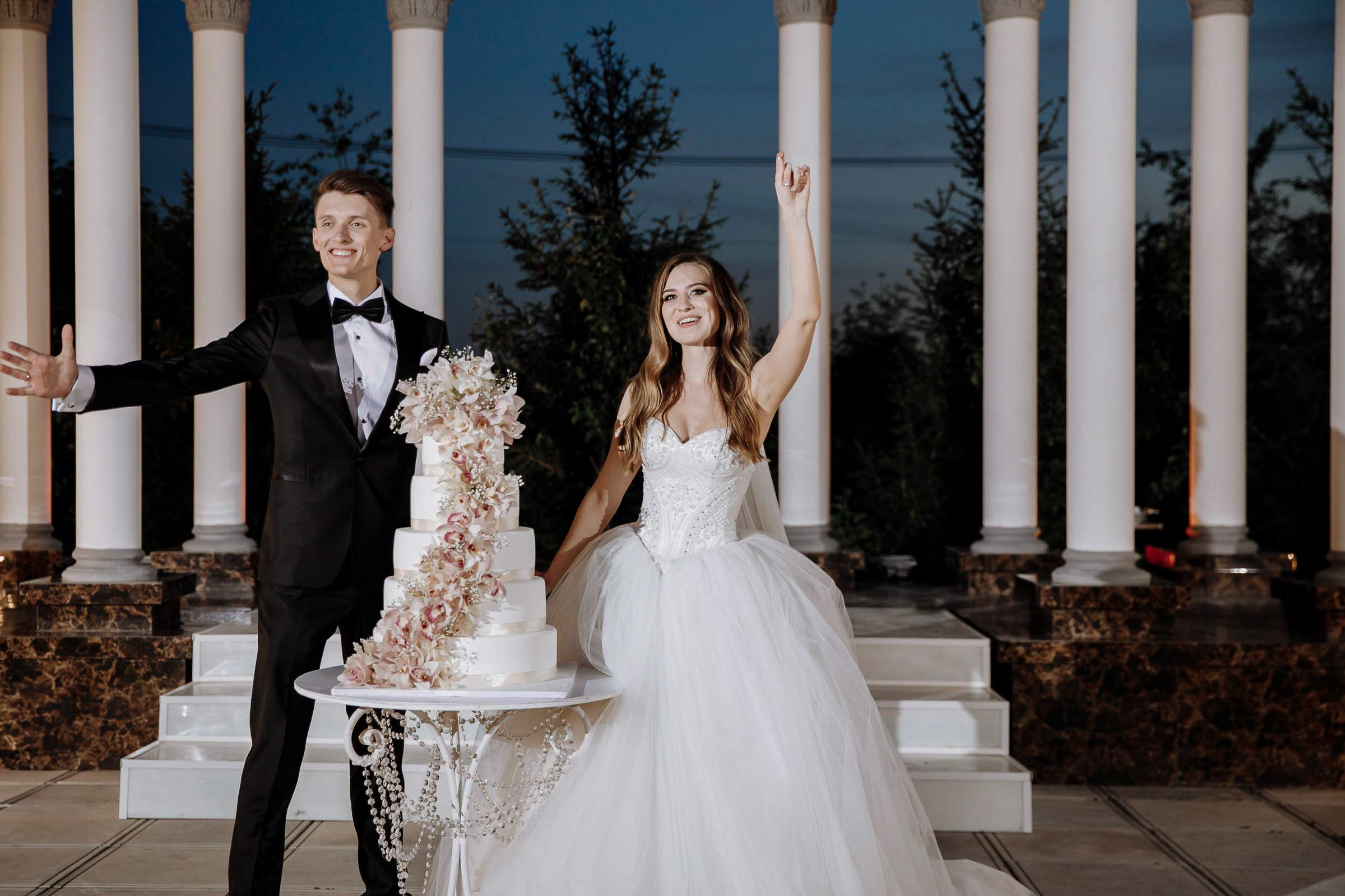 Couple’s cake cutting, by Tanya Bodgan, international wedding photography.