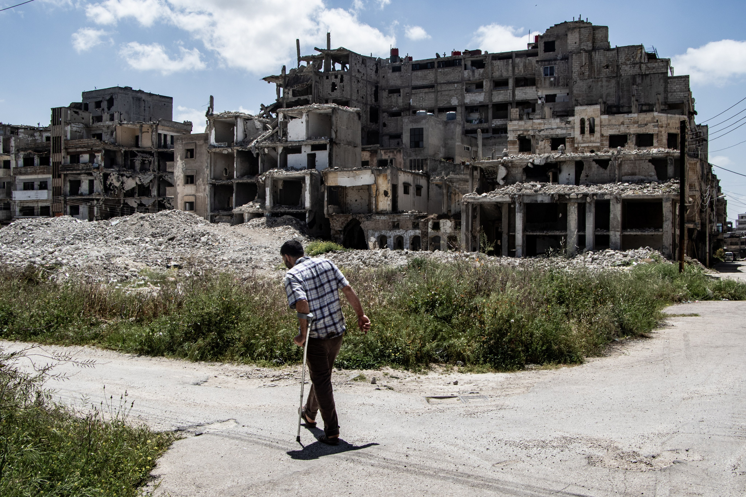 Syrie Homs 7 avril 2024 : un homme blessé marche dans les ruines de la ville.