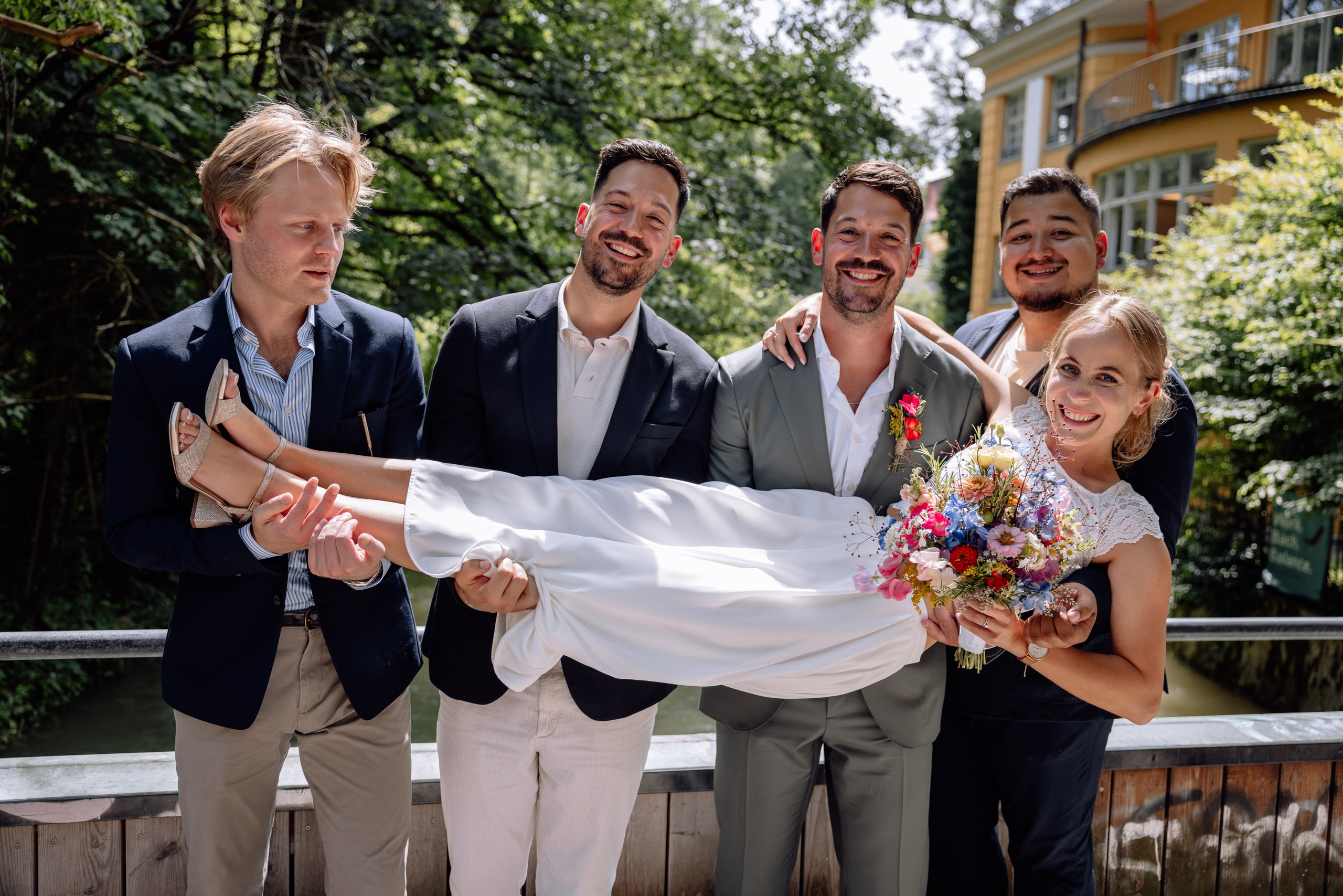 Sommerliche Hochzeitsfotos im Standesamt Mandlstraße & Schwabing. Hochzeitsfotograf München Taufe Familienfotograf Tanja Mauke