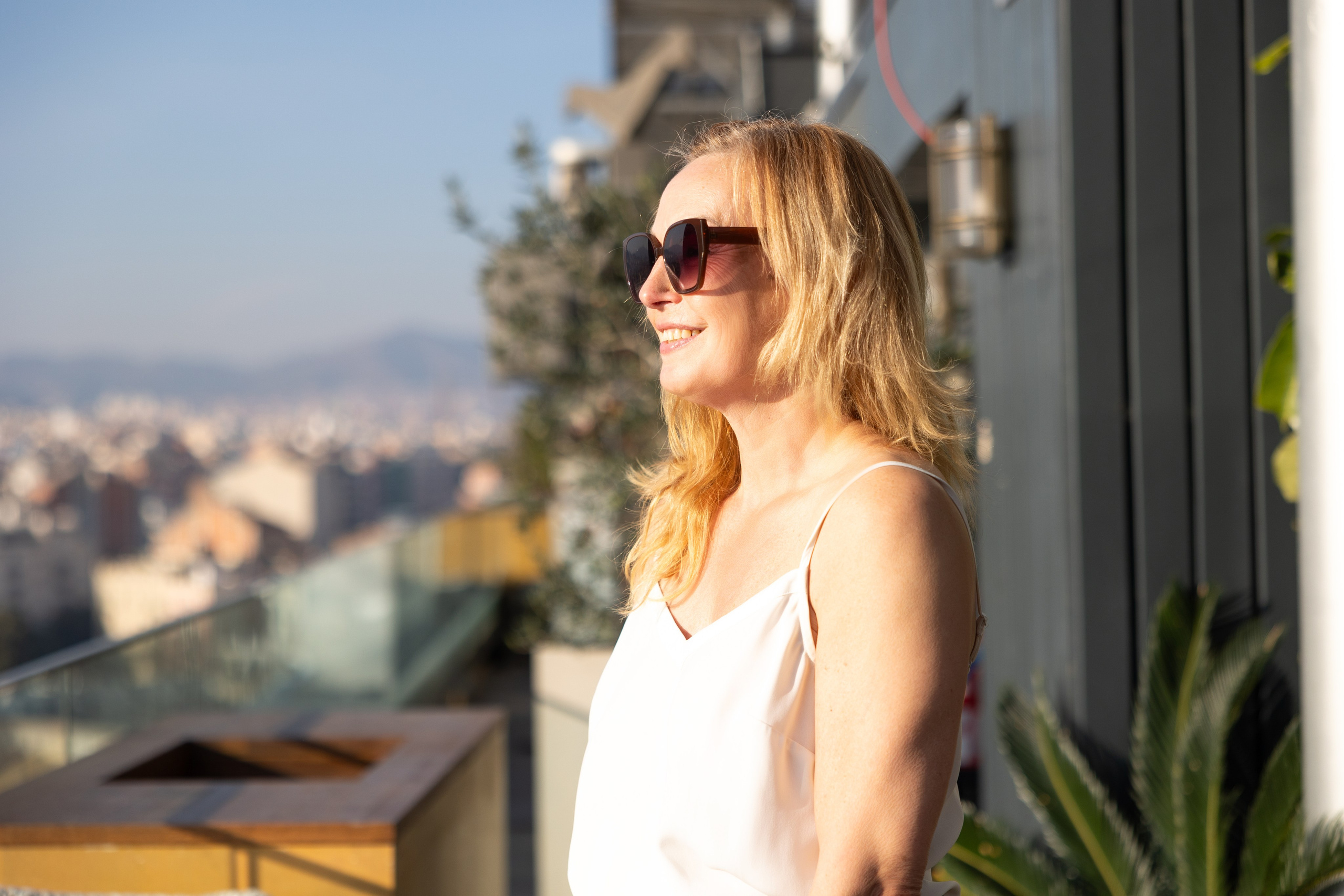 Séance photo de marque personnelle au Hoxton, Poblenou sur le toit. Eugénie Smirnova — Photographe à Toulouse et dans le Sud-Ouest