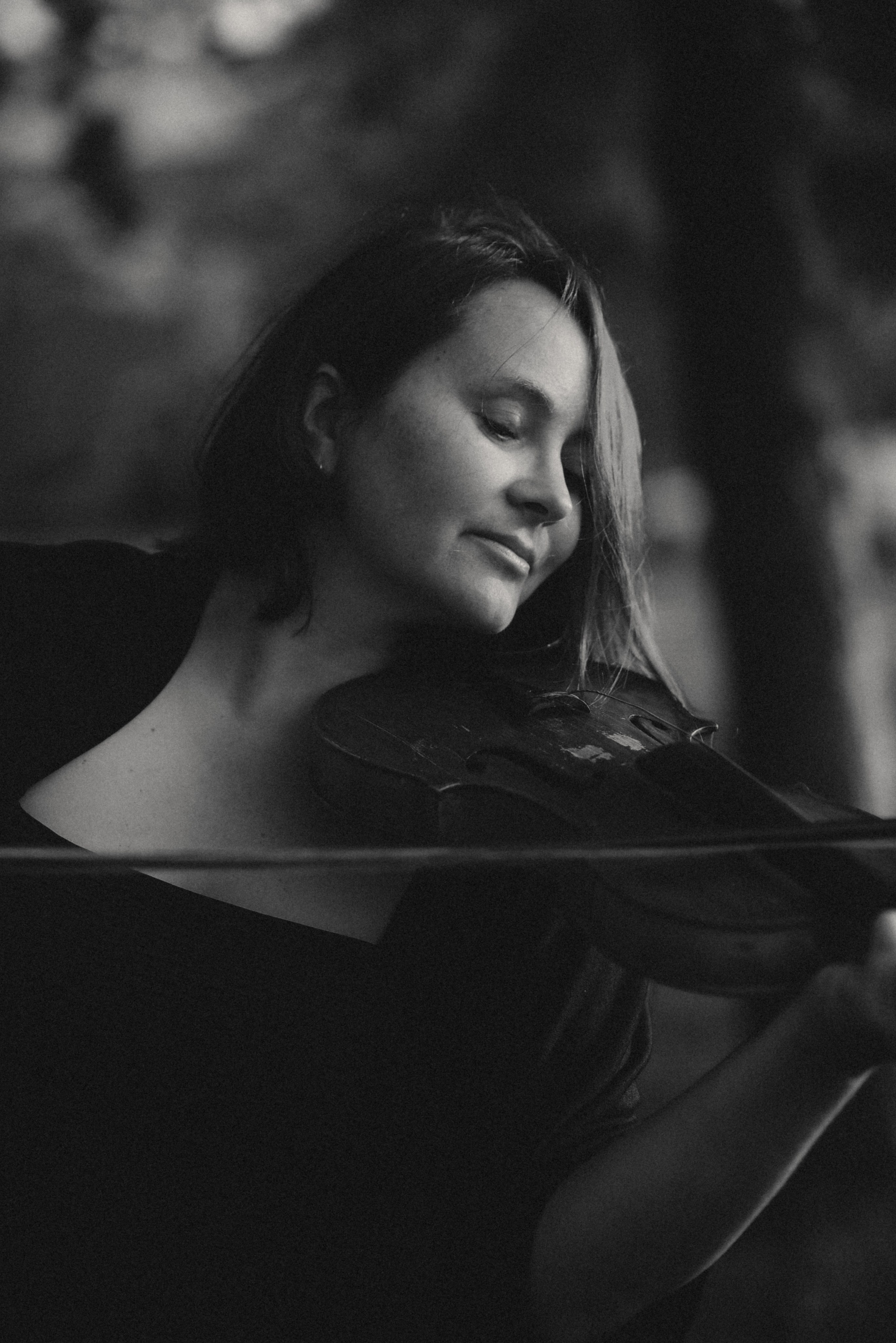 Fotoshooting eineр Geigerin beim Spielen im Freien. Schwarz-weiß Fotografie in Münster. Fotografin Viktoria Roschen