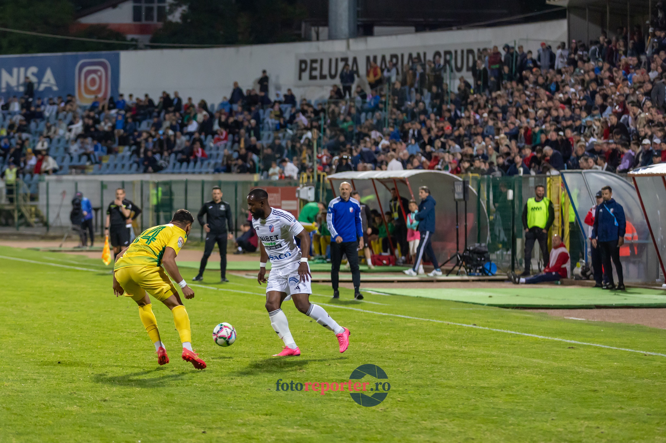 Galerie Foto: FC Botoșani vs. CS Mioveni - Pe 17 mai 2024, am fost martorii unei partide incredibile între FC Botoșani și CS Mioveni, în prima manșă a barajului pentru evitarea retrogradării. În fața unui stadion plin de emoție și speranță, echipa noastră a obținut o victorie importantă, cu un gol marcat de Aldair în minutul 93. 💪 *FC Botoșani 1-0 CS Mioveni*⚽️ Urmăriți momentele cheie ale meciului și bucuria suporterilor în această galerie foto! Pregătiți-vă pentru meciul de retur de pe 24 mai, când vom lupta din nou pentru a rămâne în prima ligă.#FCBotoșani #CSMioveni #BarajRetrogradare #ForzaBotoșani 