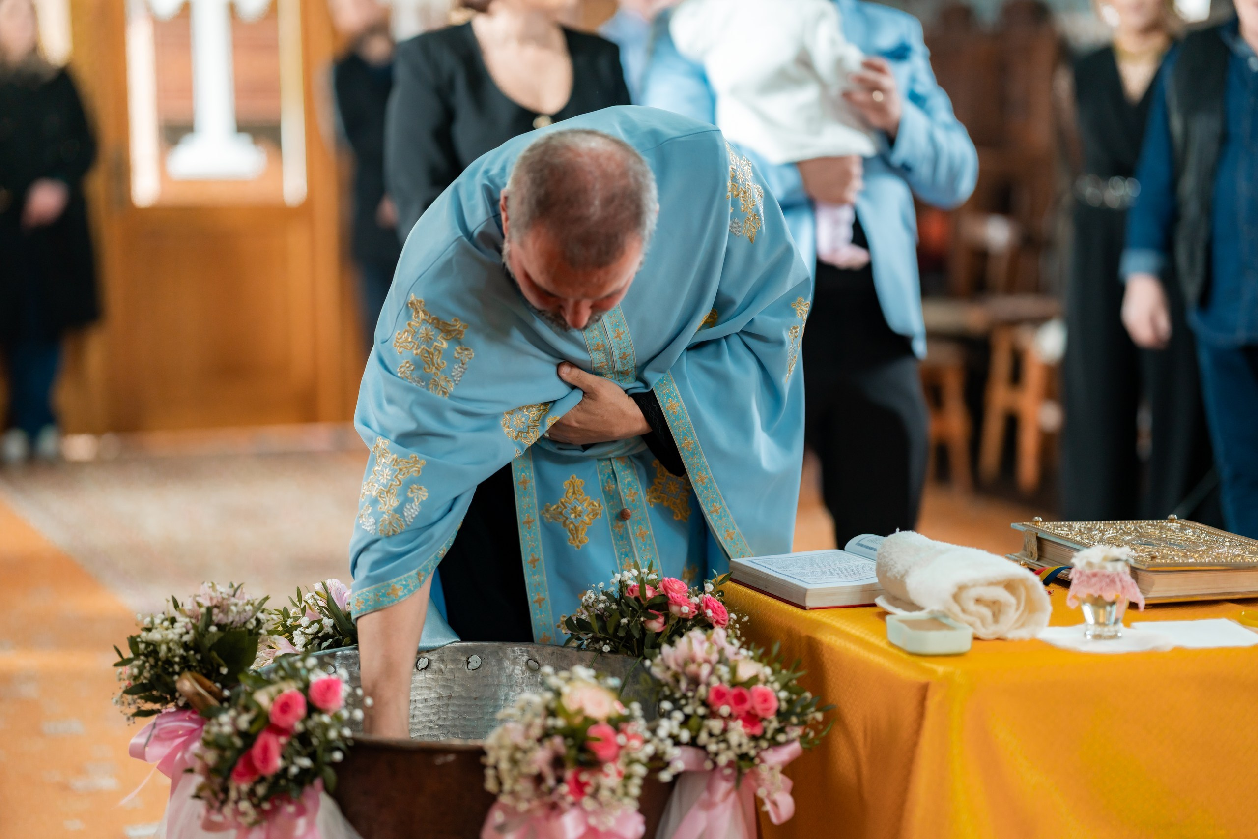 fotograf botez , fotografie botez Botoșani, fotograf Alin Chirilă, amintiri botez, fotografii botez, botez Miruna Parascheva, fotograf copii, fotografie botez în Botoșani-alt="botez , fotografie botez Alin Chirilă, amintiri botez, fotografii emoționante botez Botoșani"-- fotografii-botez-bebelus- amintiri-botez-micuț- moment-sfânt-crestinare- fotografie-emotionanta-botez- detalii-botez-bebelusi- parinti-fericiti-la-botez- fotograf-botez-profesionist- botez-in-biserica-ortodoxa- micuț-botezat-cu-emoție- zâmbete-și-lacrimi-la-botez- bebeluș-la-cristelniță- decor-botez-colorat- botez-cu-dragoste-și-credință- emotie-pura-la-botez- fotograf-botez-botosani- botez-iasi-suceava-fotograf- amintiri-nepretuite-botez-- Preotul ținându-l pe micuțul Mathias Gabriel la botez, în biserica Înălțarea Domnului, Copălău  - Detalii de la botezul lui Mathias – lumânare, trusou și icoană  - Familia lui Mathias Gabriel alături de micuț, în ziua botezului  - Portret emoționant cu mama și bebelușul în brațe, în biserică,fotograf profesionist evenimente Botoșani, Iași, Suceava, Fălticeni, Bacău, Pașcani, Roman - AlinoFotoStudio by Alin Chirilă - servicii foto nuntă, botez, cununie, ședințe foto creative, albume personalizate, fotografii emoționante și calitative pentru cele mai importante momente din viață,fotograf nuntă Botoșani Alin Chirilă,  ședință foto botez Iași - AlinoFotoStudio,  servicii fotograf profesionist evenimente Suceava,  fotograf cununie civilă Fălticeni - Alin Chirilă,  album foto nuntă personalizat Bacău.“Bebeluș botezat în biserică, ținut în brațe de nași”	•	“Detaliu cu lumânarea de botez decorată cu flori albe”	•	“Părinți emoționați alături de copilul lor la ceremonia de botez”	•	“Masa festivă de botez cu decor tematic și tort personalizat”	•	“Momentul în care preotul toarnă apă sfințită pe fruntea bebelușului”	“Bebeluș în rochie albă de botez, zâmbind în brațele mamei”	•	“Detaliu cu cruciulița de botez așezată pe o pernă de satin”	•	“Părinți și nași aprinzând lumânările în timpul ceremoniei de botez”	•	“Tort de botez decorat cu figurine tematice și numele copilului”	•	“Copil botezat dormind liniștit în pătuțul decorat festiv”	•	“Momentul în care preotul binecuvântează copilul în fața altarului”	•	“Invitați adunându-se în jurul mesei festive la petrecerea de botez”	•	“Bebeluș ținând în mână o jucărie personalizată primită la botez”	•	“Familie fericită pozând împreună după ceremonia de botez”	•	“Decor tematic cu baloane și flori la locația petrecerii de botez” fotograf Botoșani fotograf evenimente fotograf botez Alin Chirila fotograf alinofotostudio.fotograf botez Amelis Maria, fotografie botez Botoșani, fotograf Alin Chirilă, amintiri botez, fotografii botez, botez Amelis Maria, fotograf copii, fotografie botez în Botoșani,