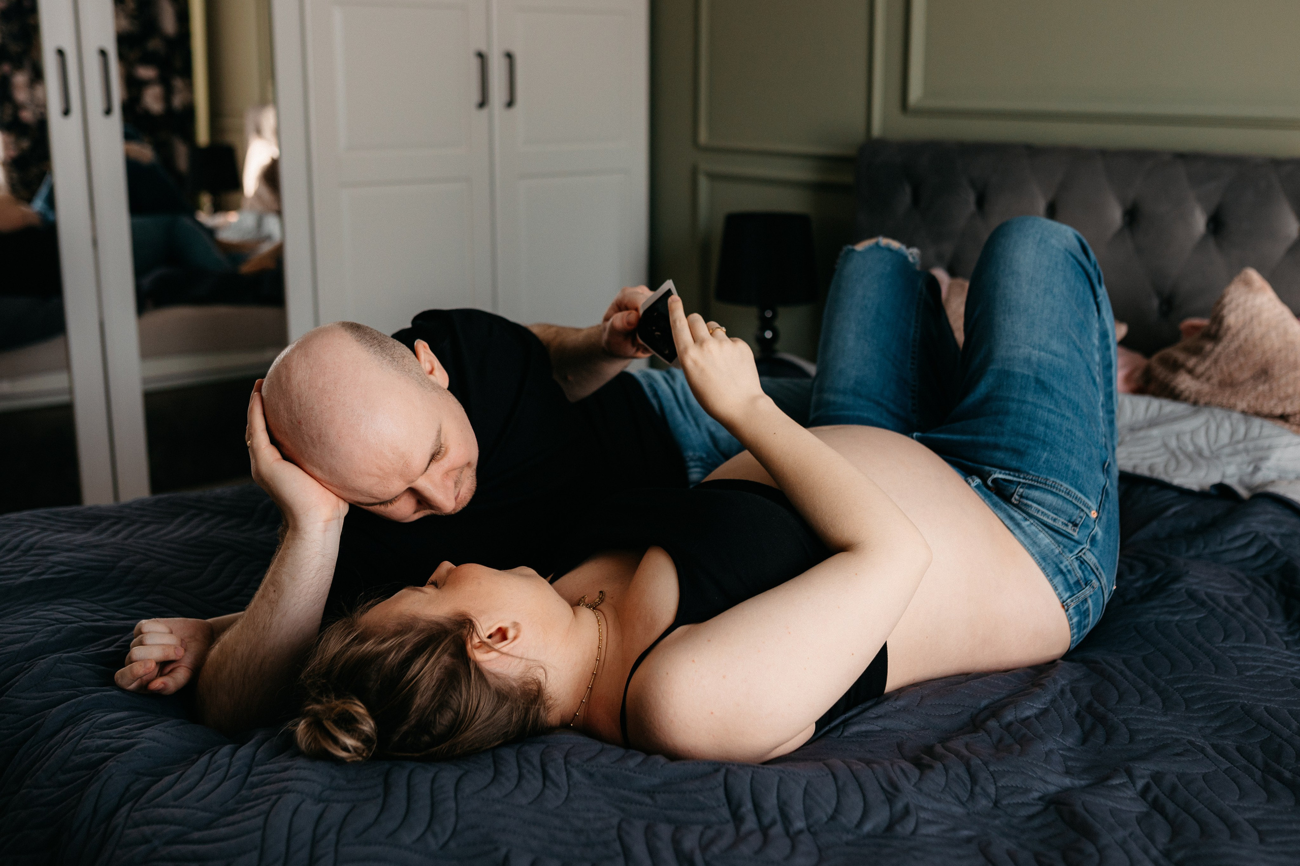 Pełna emocji fotografia sesja ciążowa lifestyle | Natalia Malinowska Fotografia | Augustów Warszawa. Natalia Malinowska Fotografia | Fotograf ślubny i rodzinny Augustów Warszawa