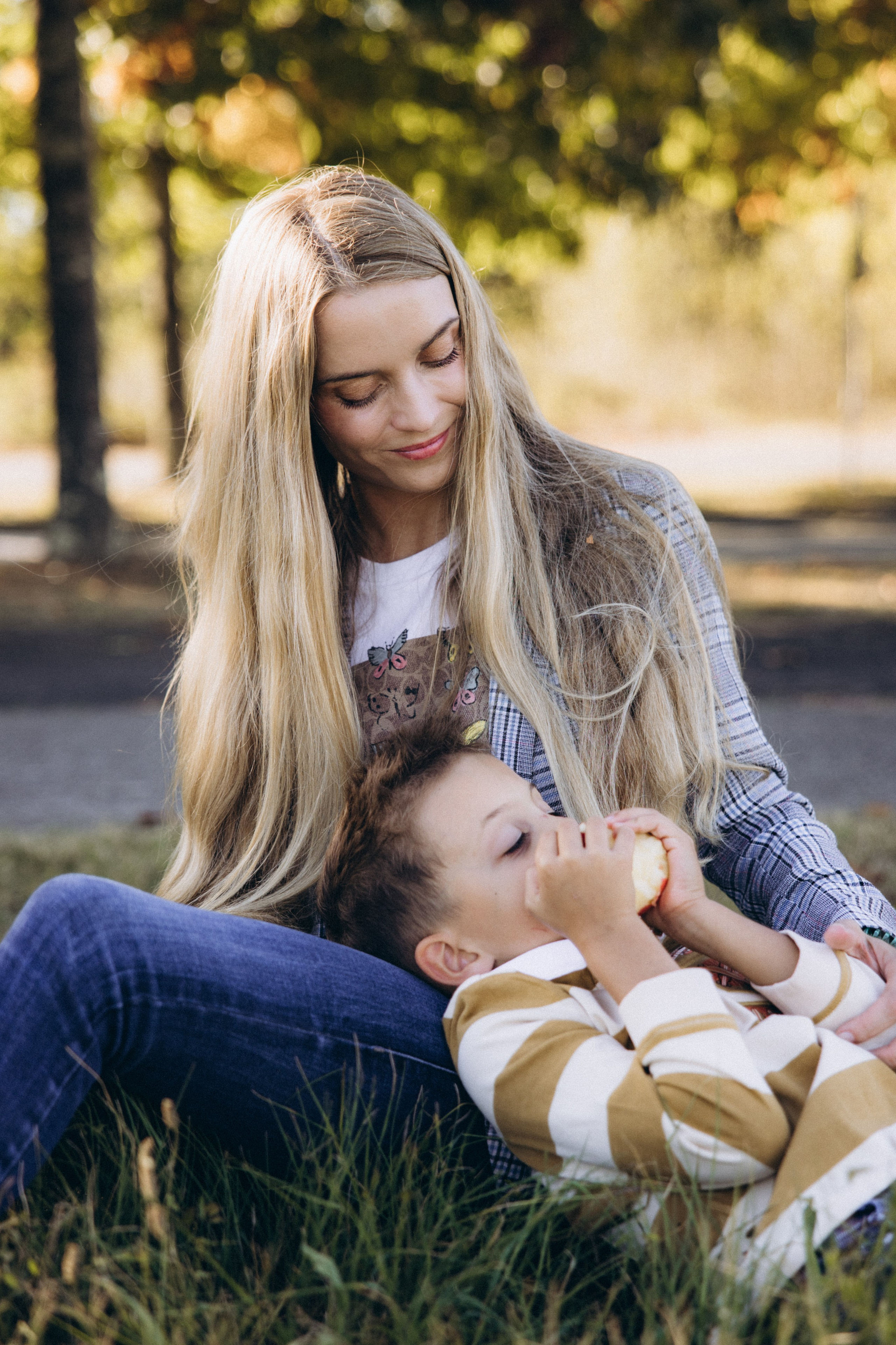 Autumn mother-son family photoshoot in Toulouse. Eugenie Smirnova — wedding, corporate and lifestyle photographer in Toulouse and Southwest France