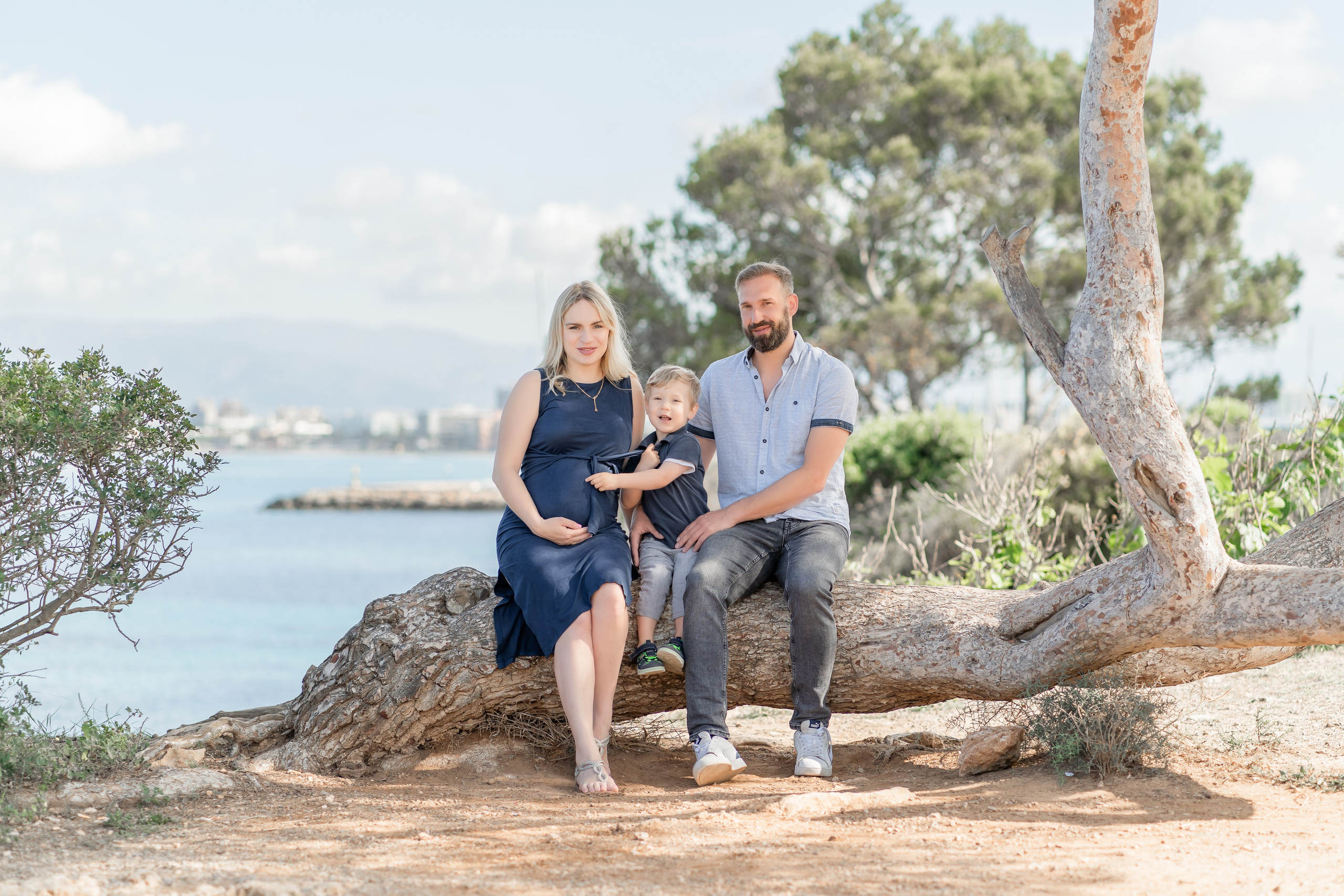 Babybauch-Shooting am Meer auf Mallorca mit Familie. Deine Fotografin auf Mallorca für Familien und Business