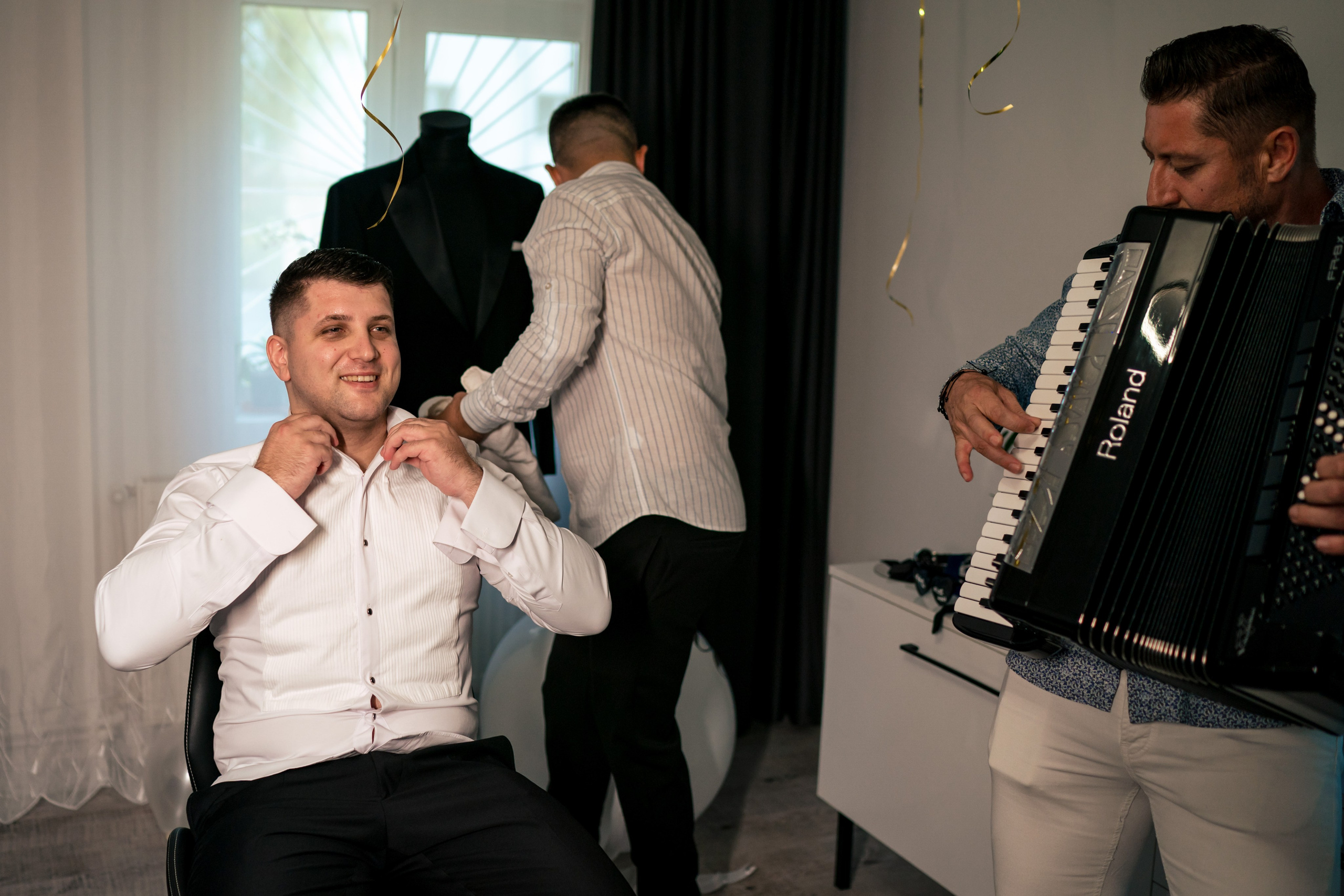 Andreea, Damian si Aris. Acasă