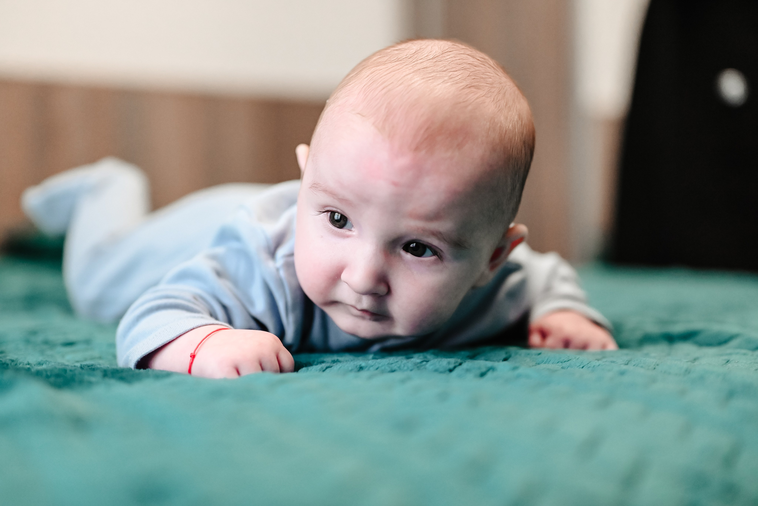 Bebeluș îmbrăcat pentru botez – moment imortalizat de Ana Maria Drăgan