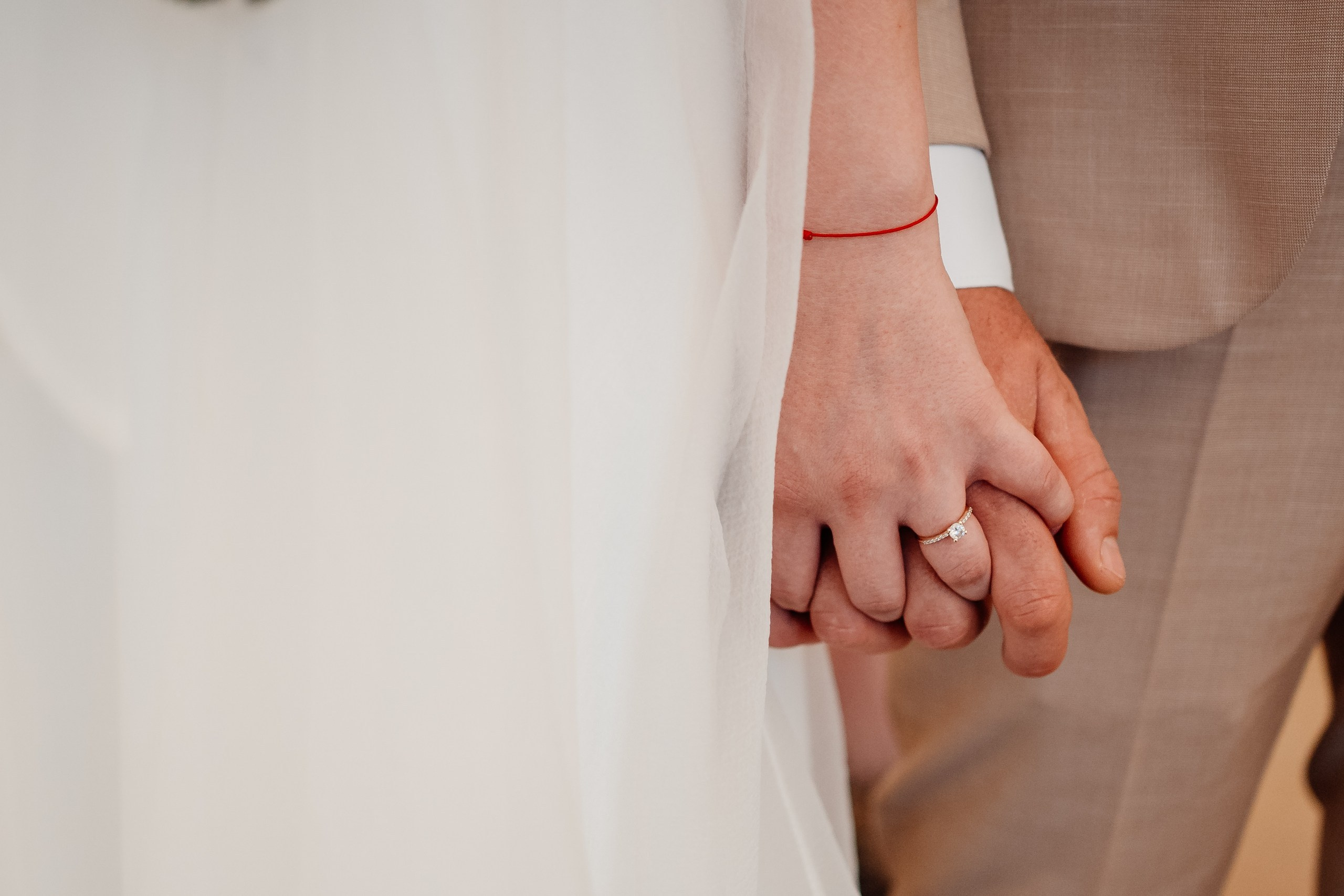 Miri fericiți în fața oficiului stării civile din Bucuresti, Sector 1, celebrând începutul unei noi vieți împreună. Fotografie de cununie civilă, capturând naturalețea și bucuria momentului special.