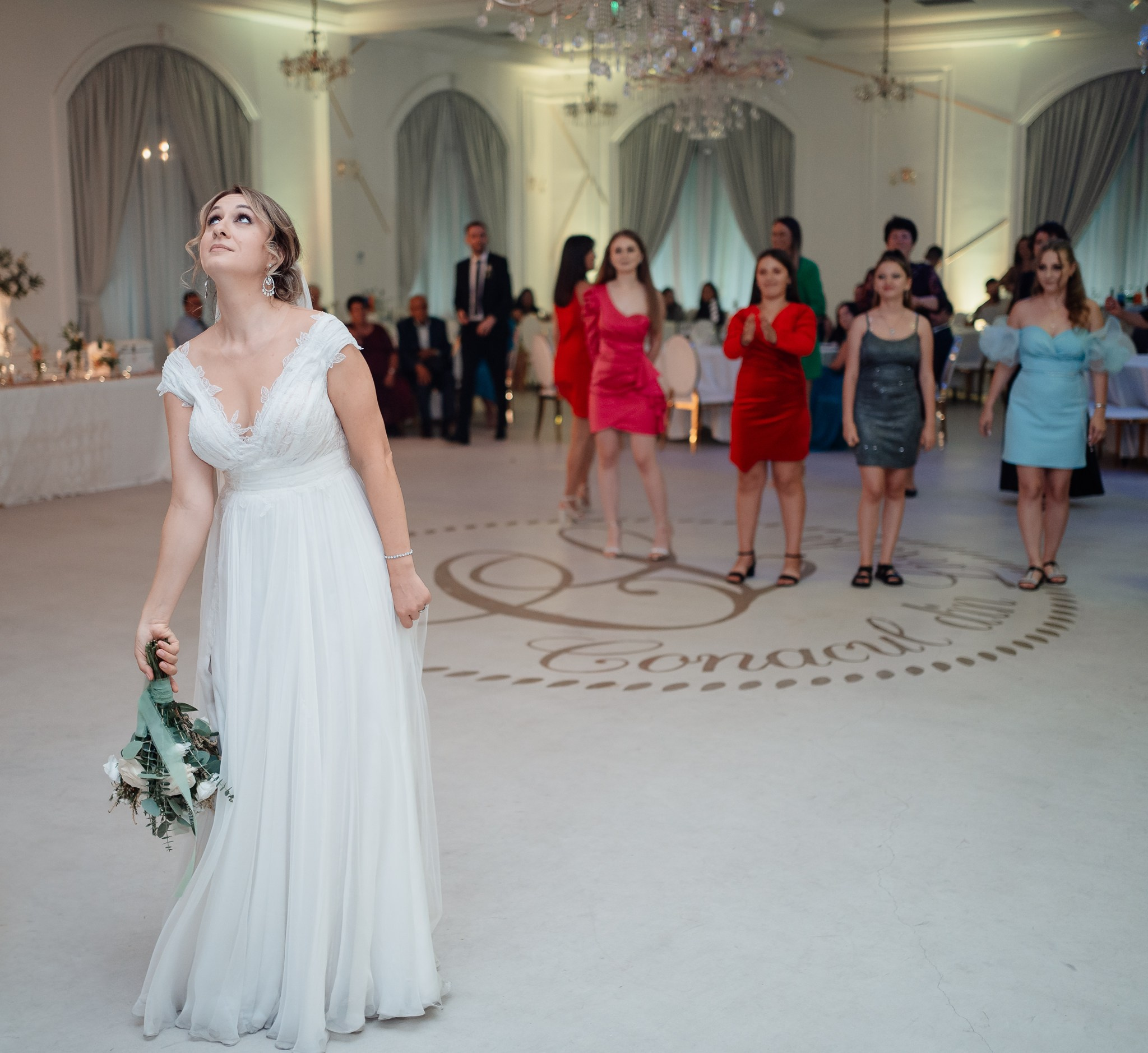 Moment emoționant între miri în ziua nunții, surprins într-un cadru natural și romantic, la Conacul din Livada. Fotografie de nuntă profesională, editată artistic pentru a evidenția emoția și eleganța evenimentului.