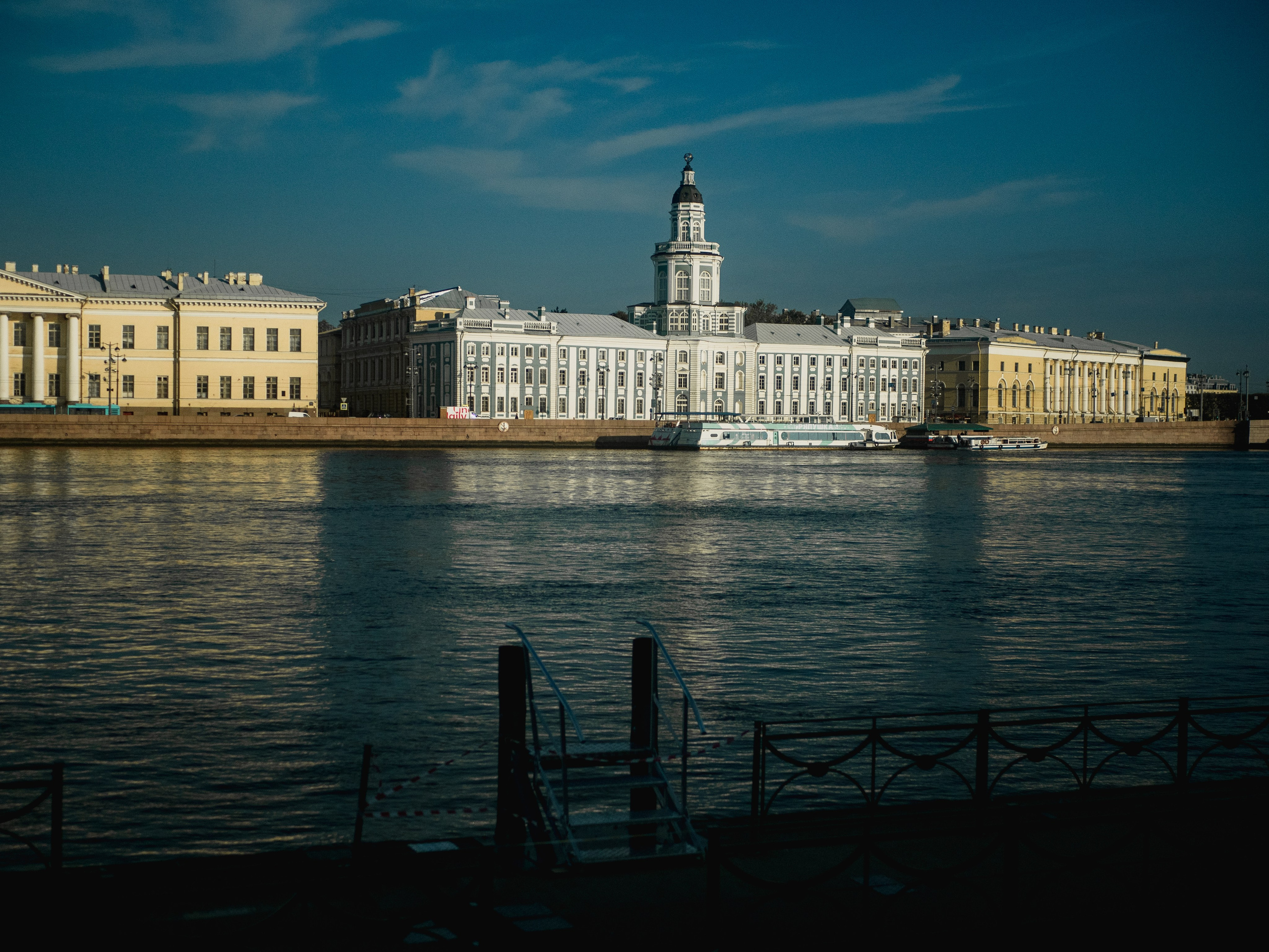 Saint-Petersbourg. Photographe sur Cote d’Azur. Portraits de familles, couples, enfants, événements