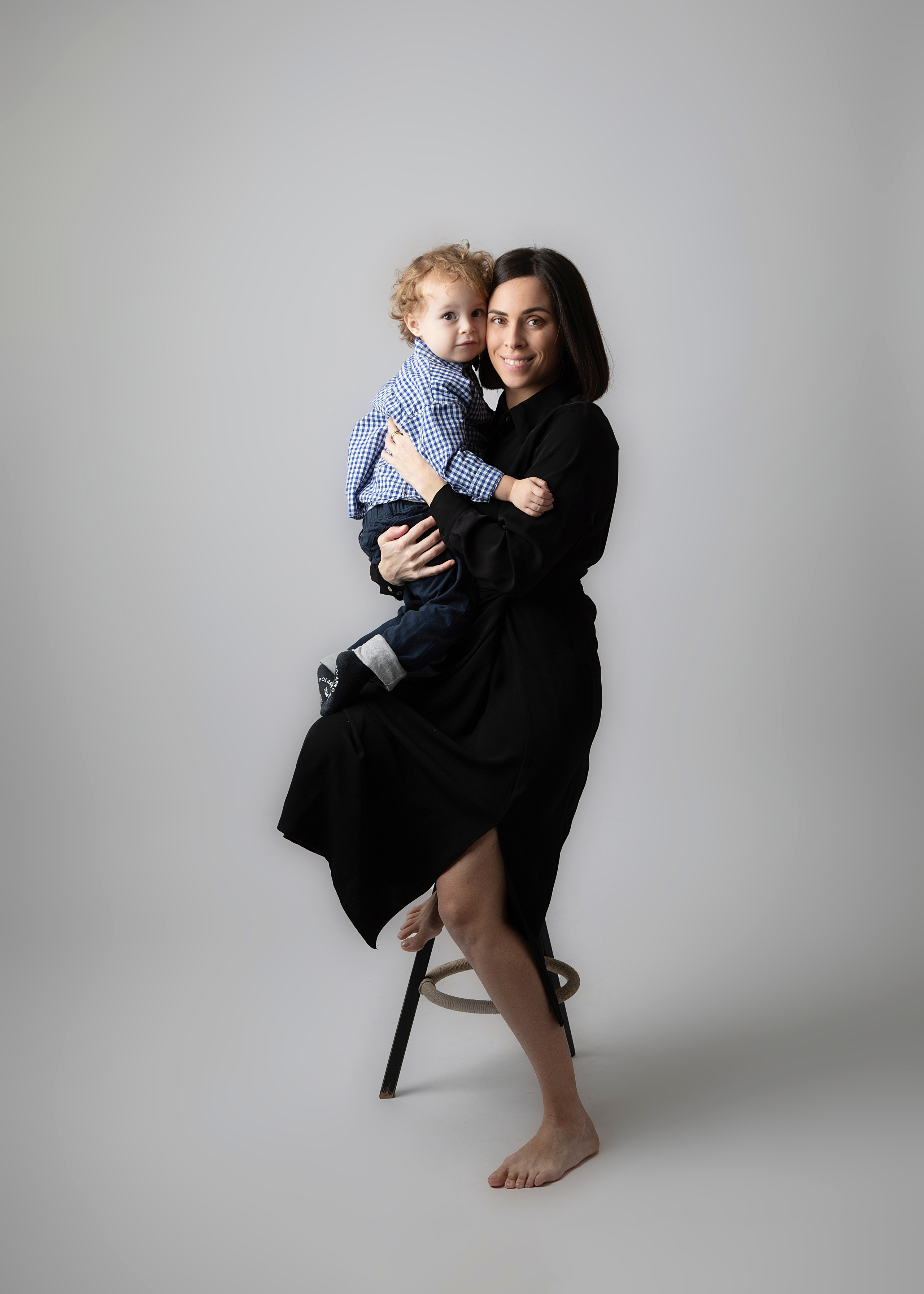 Mamma, pappa och barn tillsammans i en minnesvärd familjefotografering i vår fotostudio.