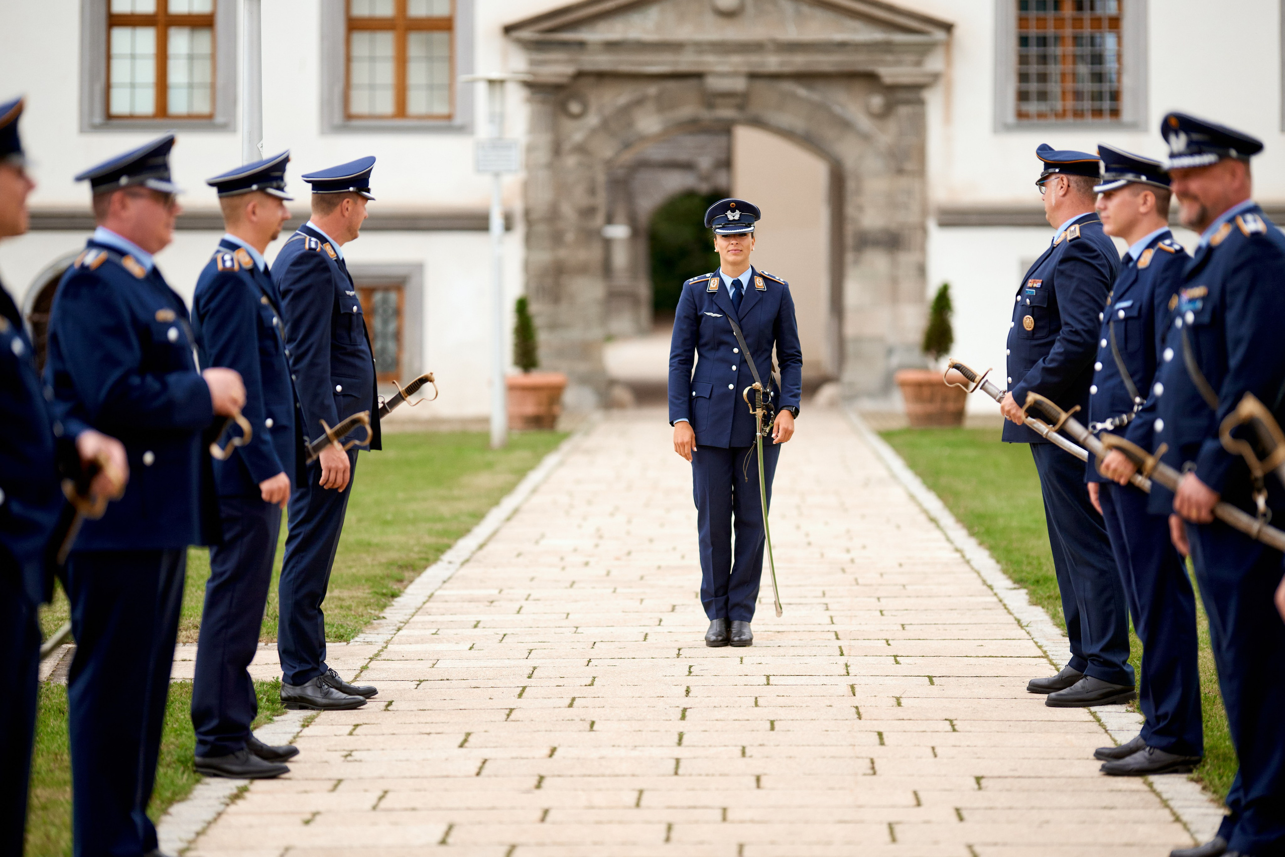 Militärische Ehrenparade in Meßkirch – Kameraden der Luftwaffe stehen bereit zum Ehrenspalier nach der kirchlichen Hochzeit.