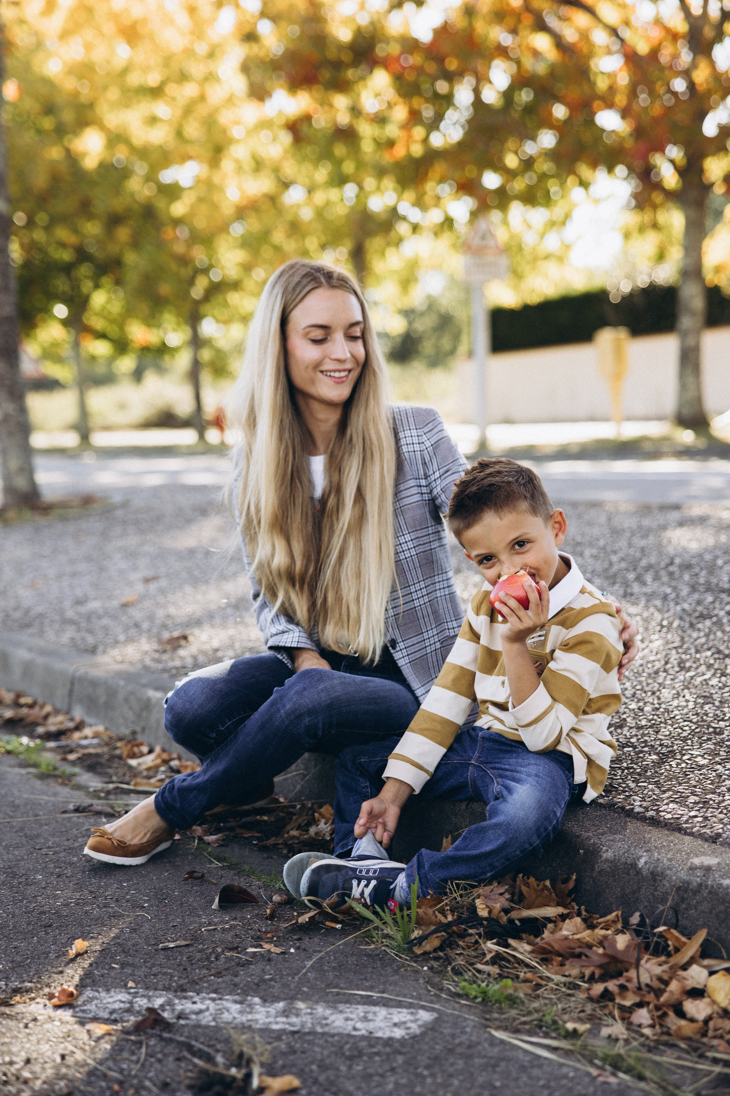 Autumn mother-son family photoshoot in Toulouse. Eugenie Smirnova — wedding, corporate and lifestyle photographer in Toulouse and Southwest France