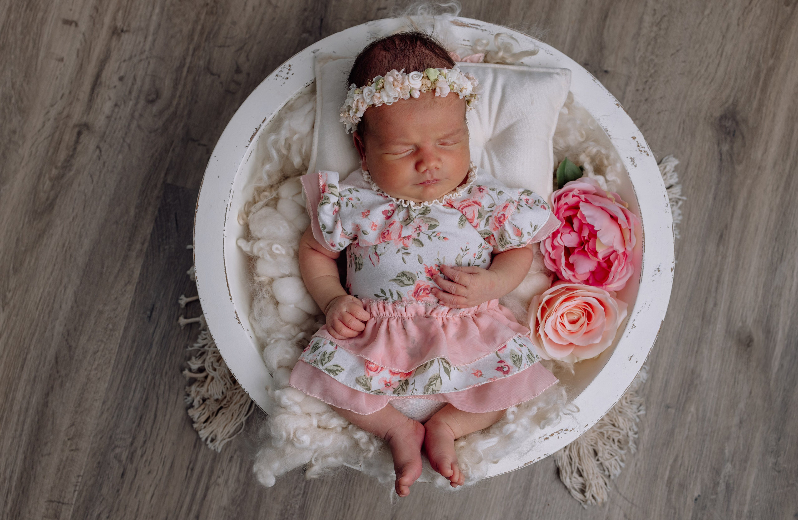 Zwei kleine Prinzessinnen mit Mama und Papa - Familienshooting zuhause. Hochzeitsfotograf München Taufe Familienfotograf Tanja Mauke