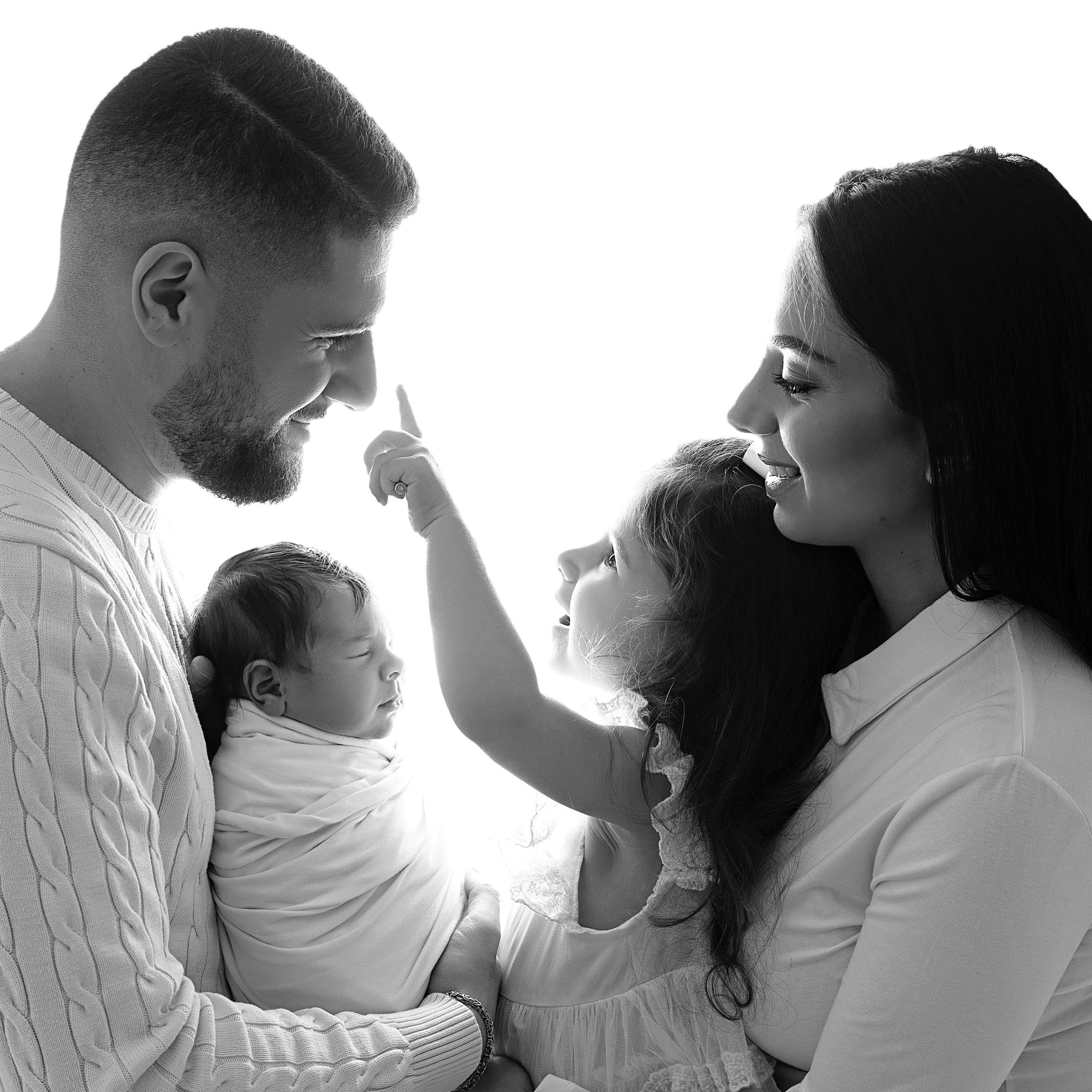 "Ett äldre syskon som sitter försiktigt bredvid sin nyfödda bror eller syster. Denna bild fångar den ömma och beskyddande relationen mellan syskonen och är idealisk för nyfödda fotograferingar."