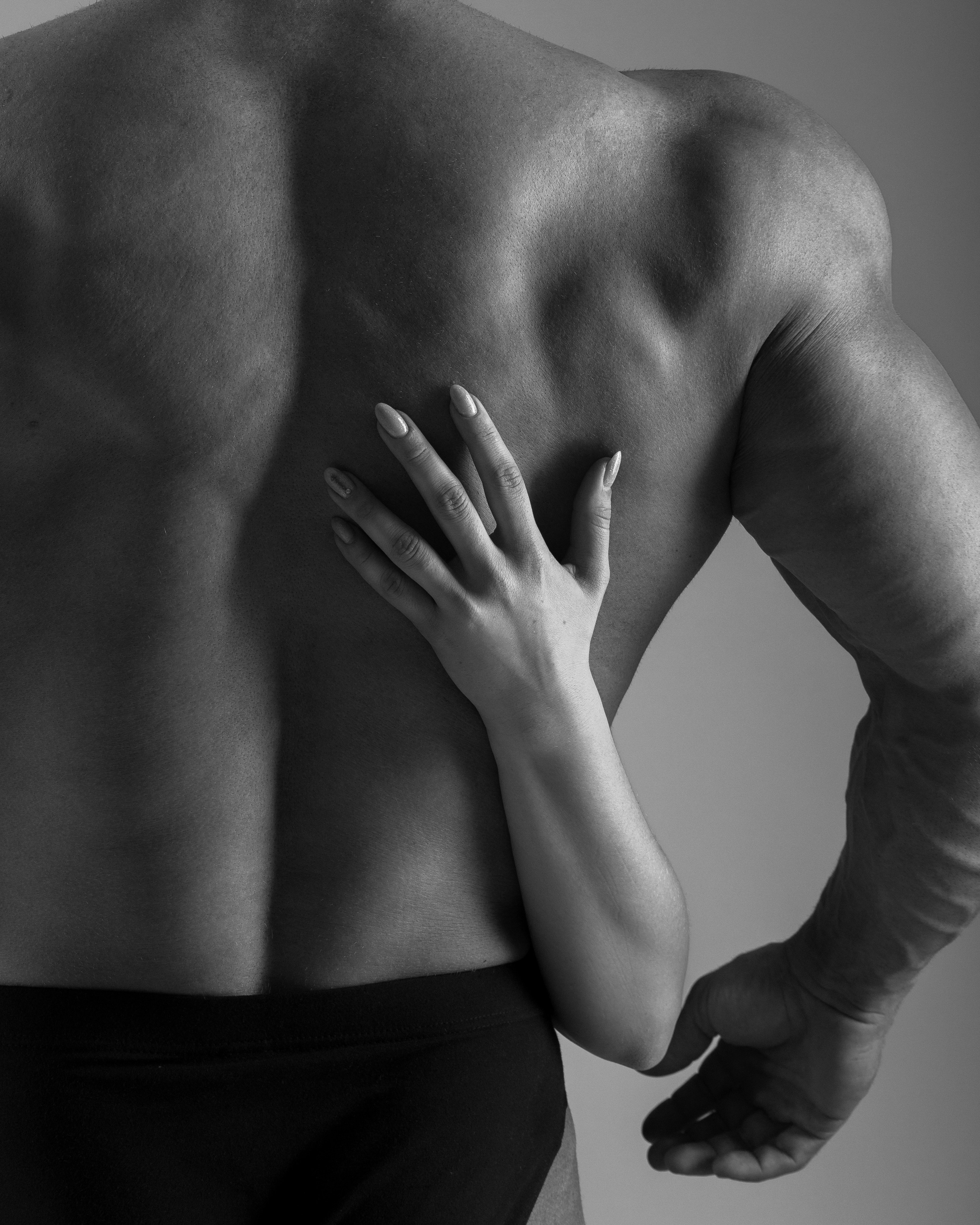 Detailaufnahme der Muskeln in kontrastreichem Schwarz-Weiß-Licht