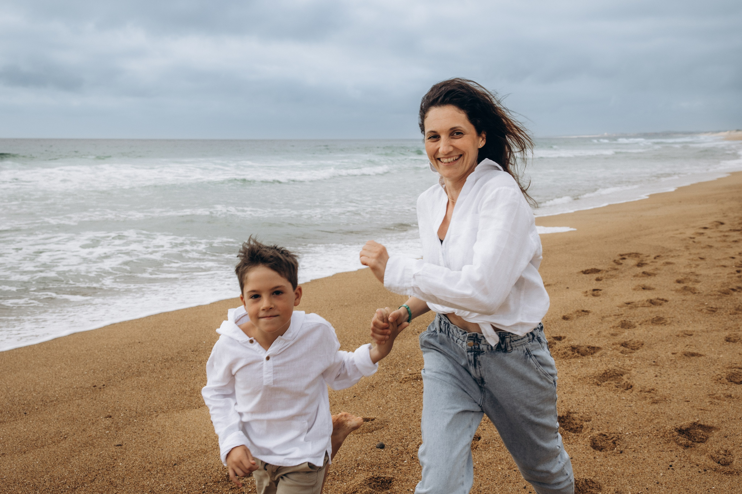 Family photoshoot by the ocean. Labenne Ocean Beach 2024. Eugenie Smirnova — wedding, corporate and lifestyle photographer in Toulouse and Southwest France