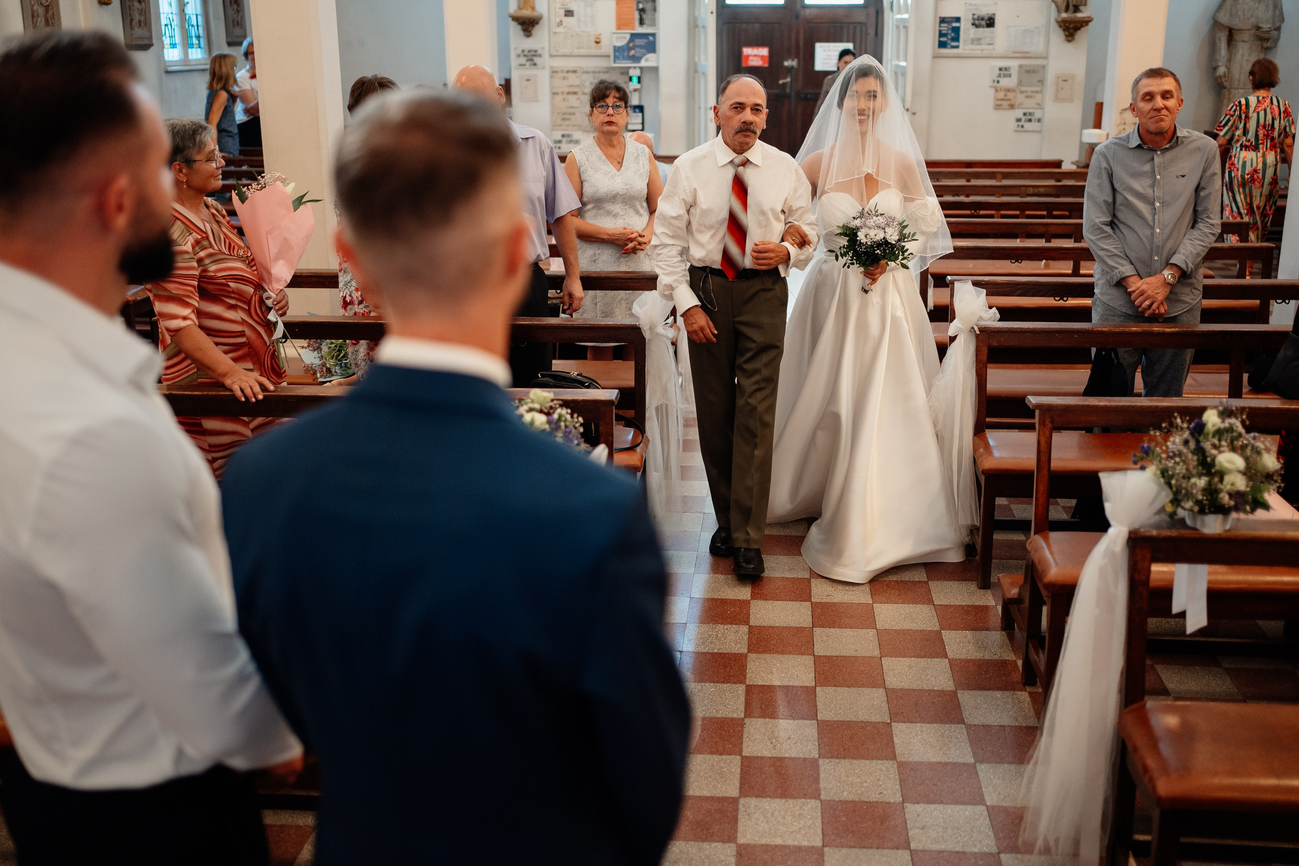 Moment emoționant între miri în ziua nunții, surprins într-un cadru natural și romantic, in Bucuresti. Fotografie de nuntă profesională, editată artistic pentru a evidenția emoția și eleganța evenimentului.