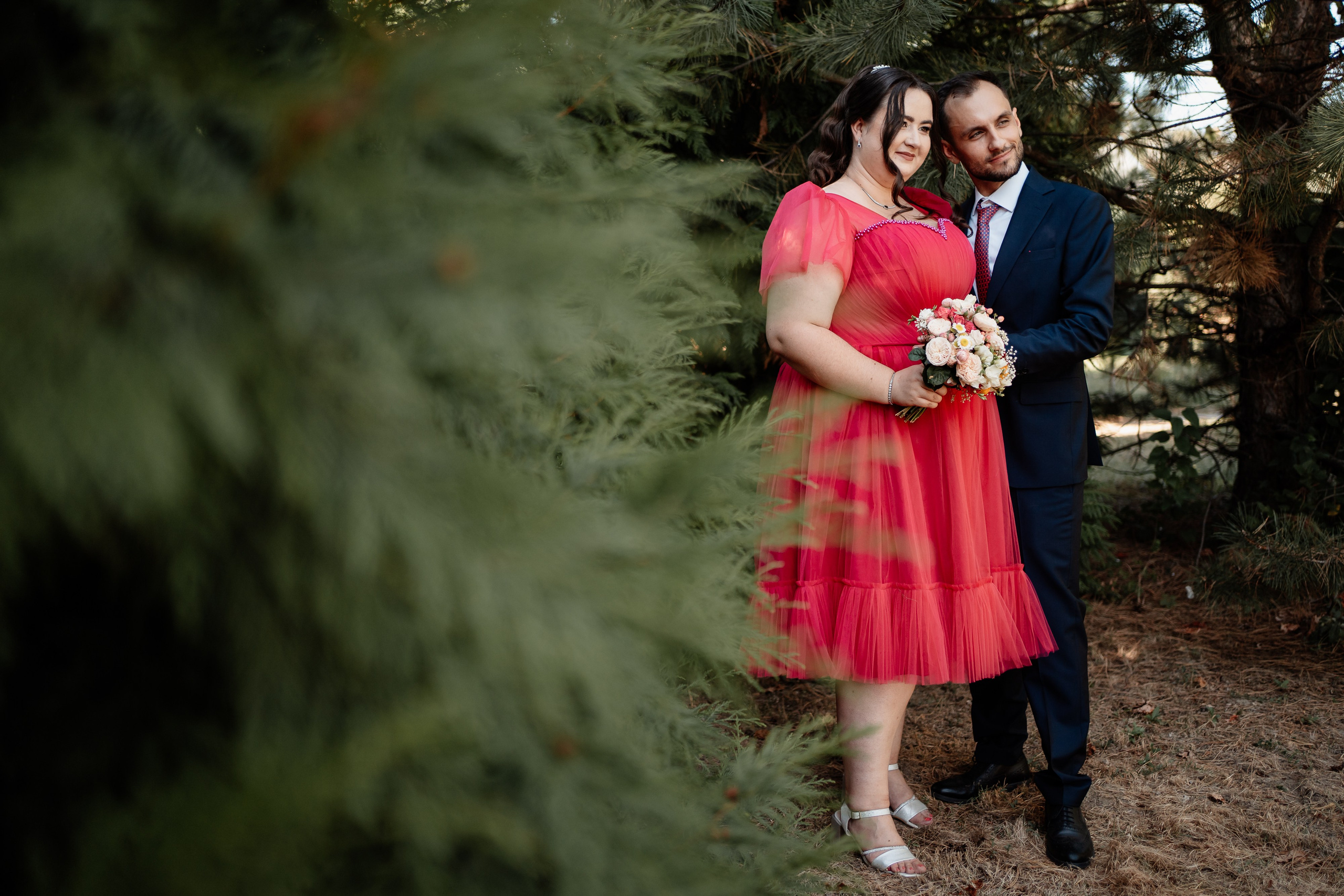 Miri fericiți în fața oficiului stării civile din Ploiesti, celebrând începutul unei noi vieți împreună. Fotografie de cununie civilă, capturând naturalețea și bucuria momentului special.