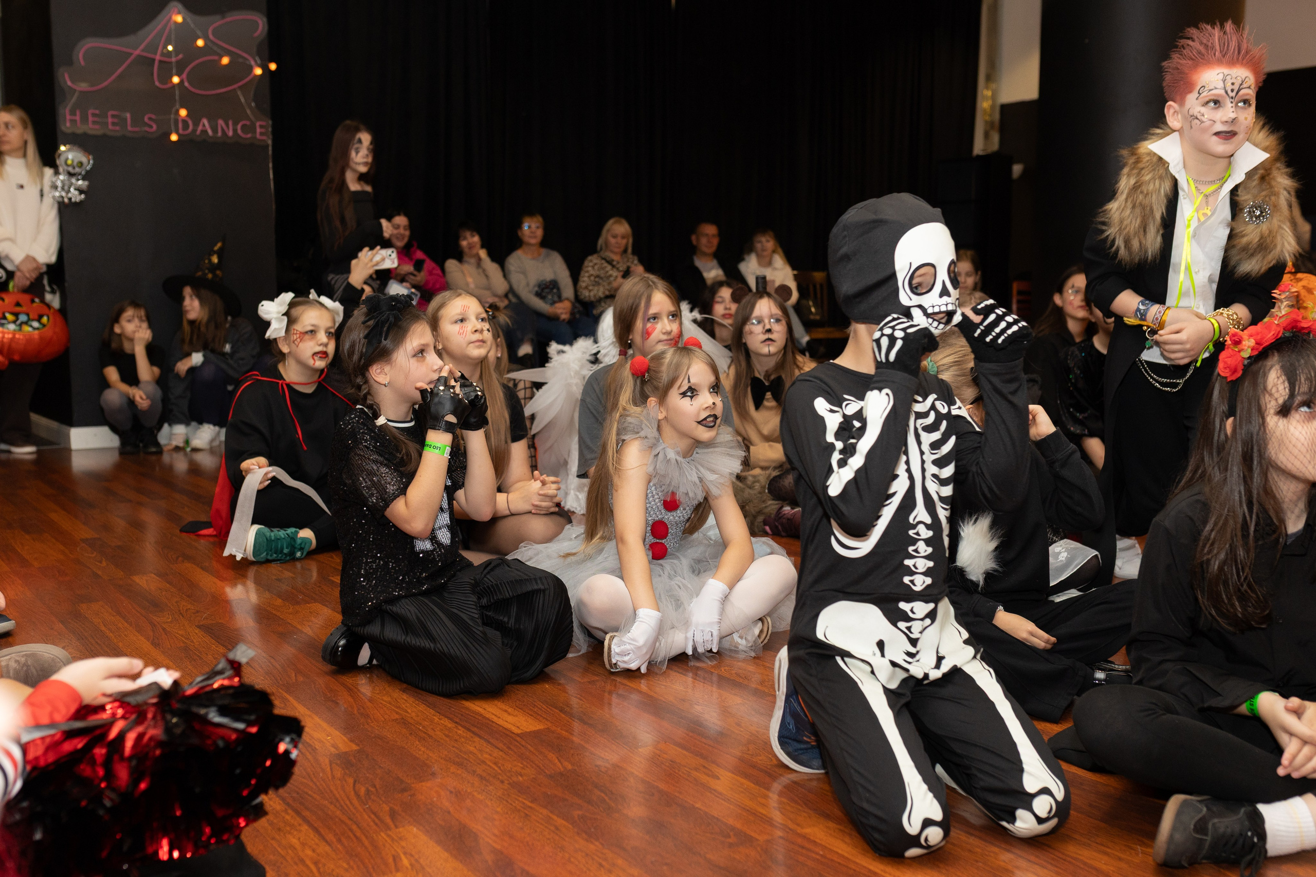 Leo dance studio Helloween 2025. Семейный и детский фотограф в Варшаве Мила Бобровская