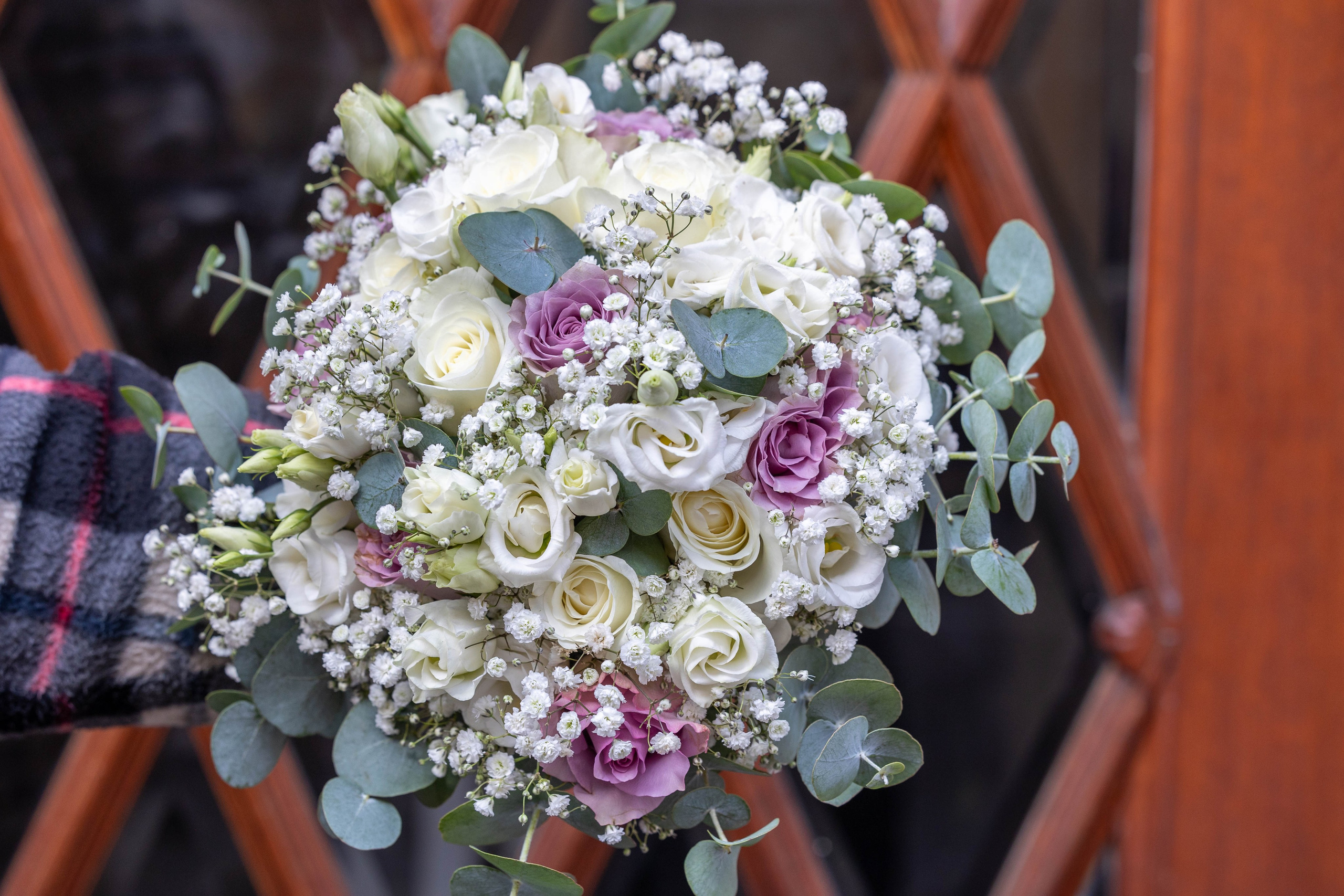 En brydebuket er ikke bare et tilbehør, det er det vigtigste smykke til en brud. Den symboliserer skønhed, kærlighed og håb for fremtiden. Lad vores brydebuketter fra Akropolis Blomster være det perfekte udtryk for din store dag. Vælg blandt vores eksklusive udvalg og lad os hjælpe med at gøre dit bryllup endnu mere mindeværdigt.