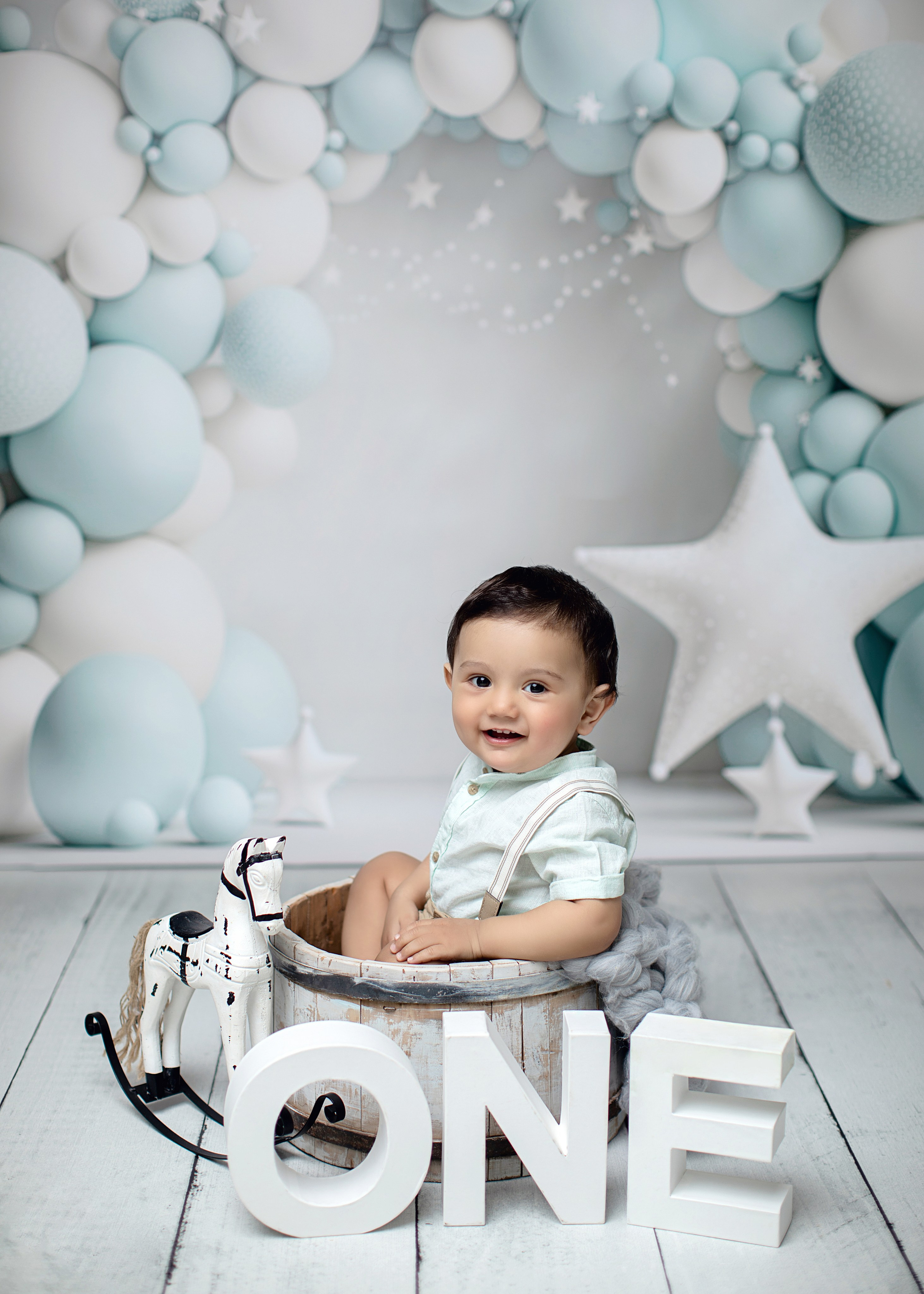 En fotografering för ettåringen fångar glädjen och skrattet på din lilla mästares födelsedag.