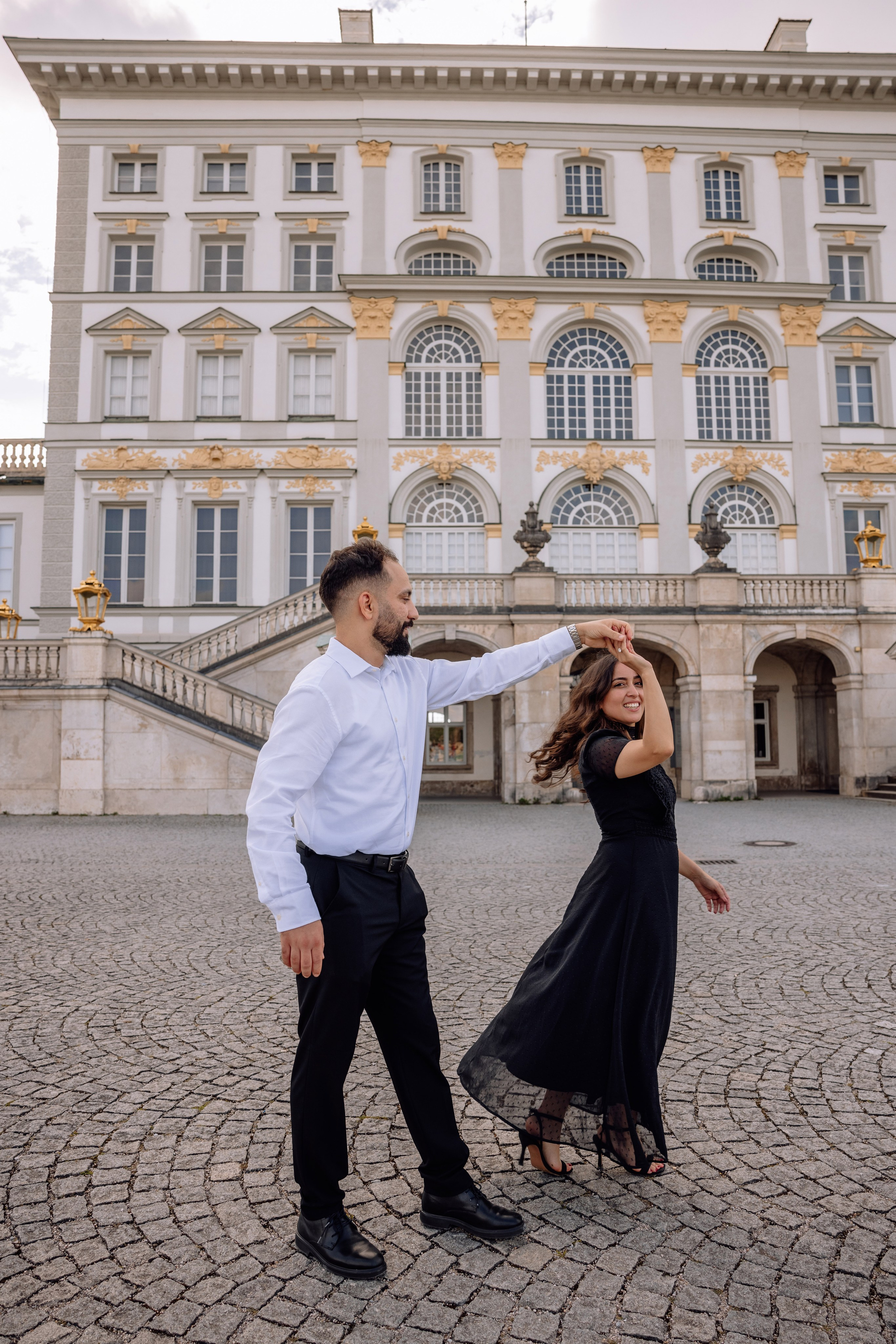 Verlobtes Paar tanzt vor dem Schloss Nymphenburg