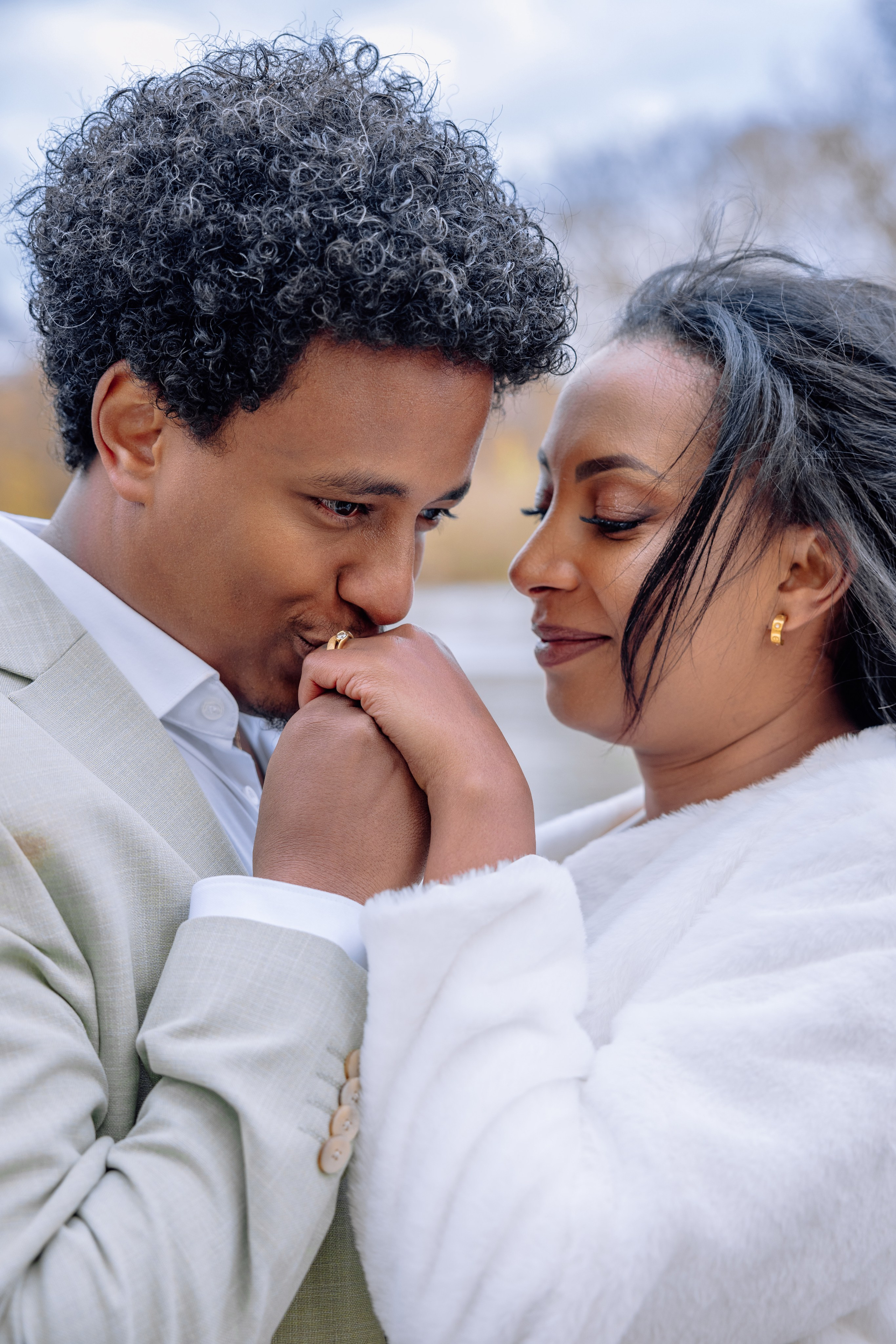 Brautpaar steht am Parkweg – Blickkontakt, Händchen haltend, romantische Szene vor Standesamt Schwabing