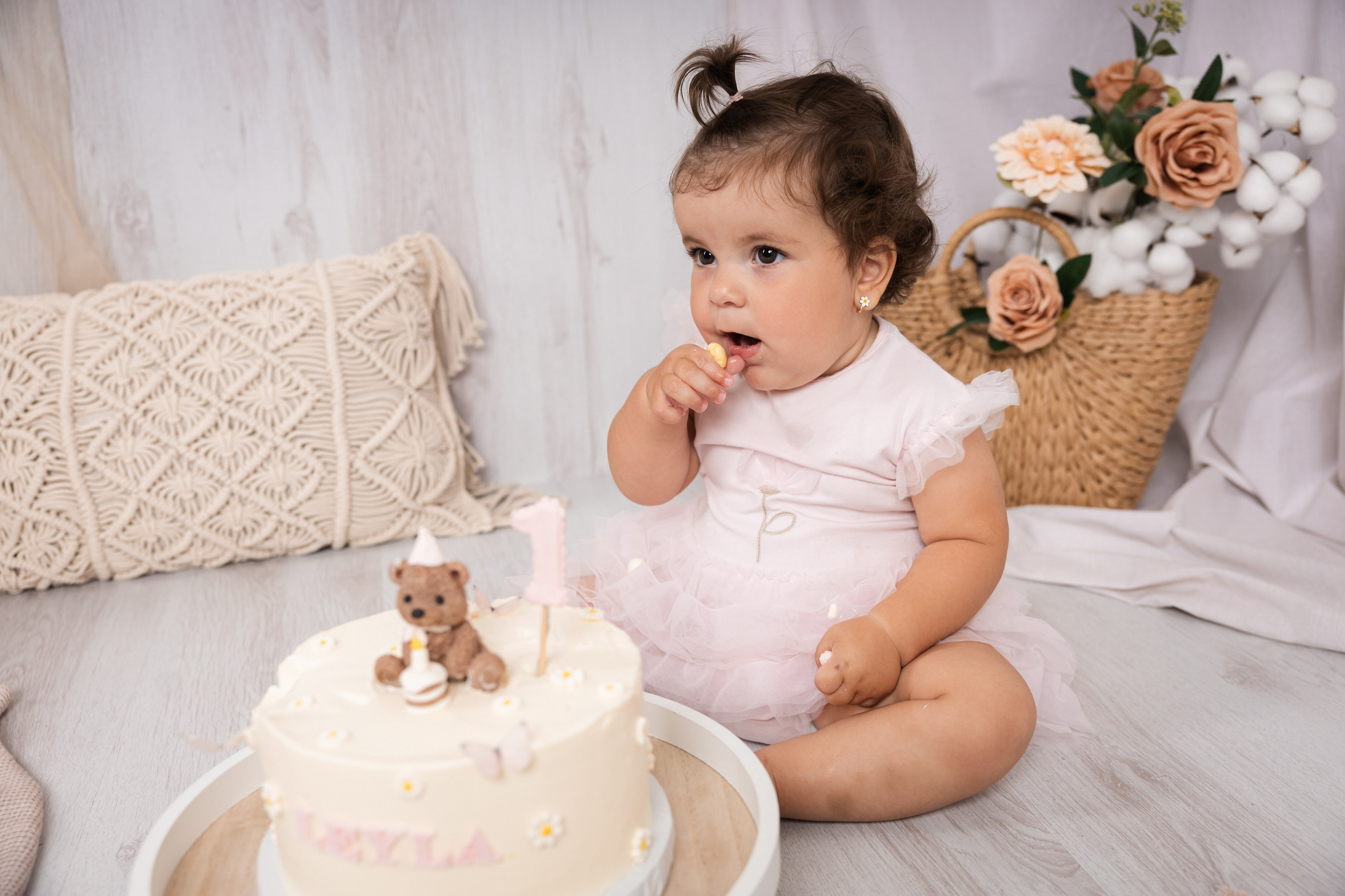 Smash cake focení — první narozeniny plné radosti. Lifestyle a rodinná fotografka v Pisku Oxana Telupilova