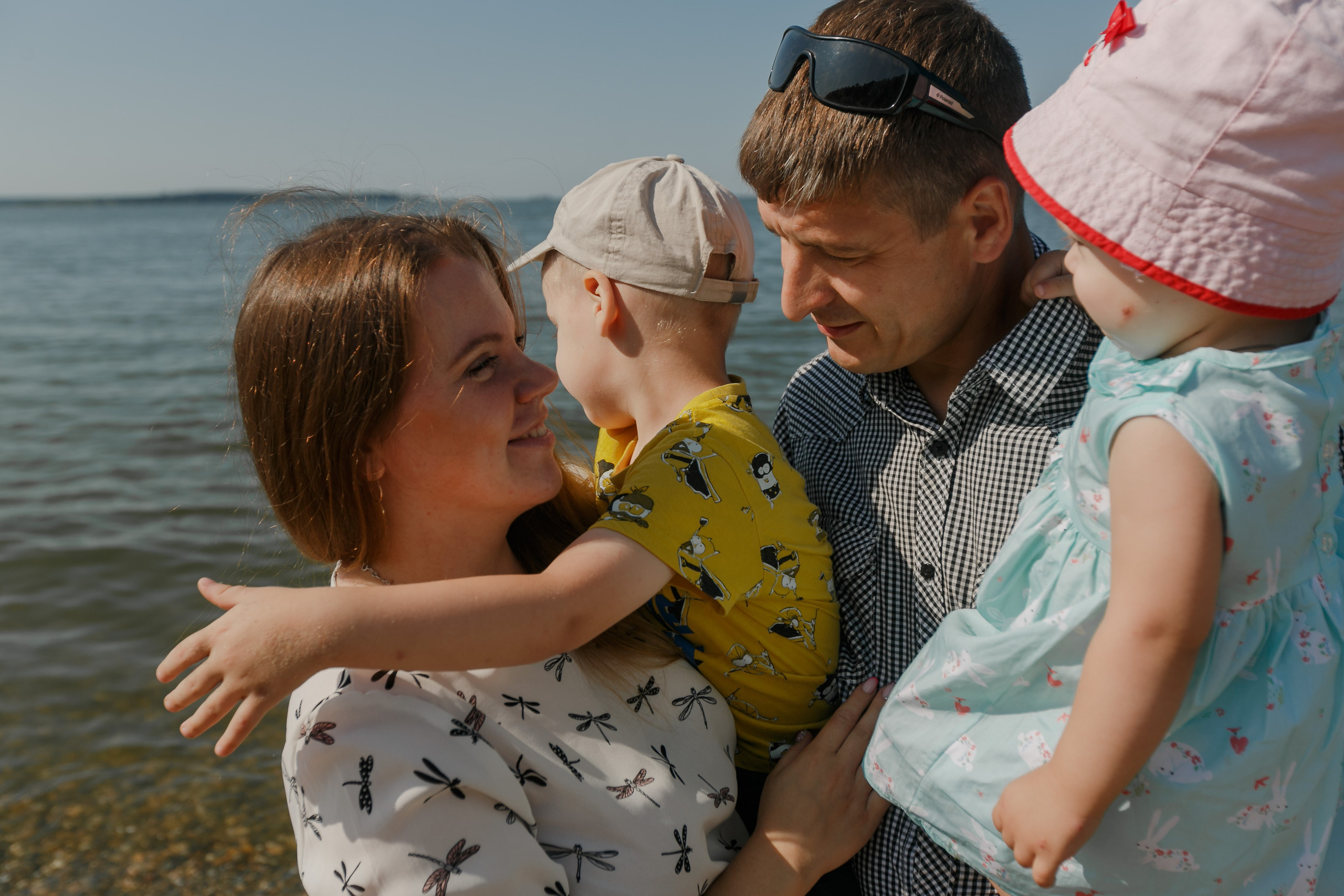 Familia volando una cometa en el lago y comiendo donas. Fotógrafo de retrato, familia y reportajes en Valencia | España | Europa Vitalii Lumier