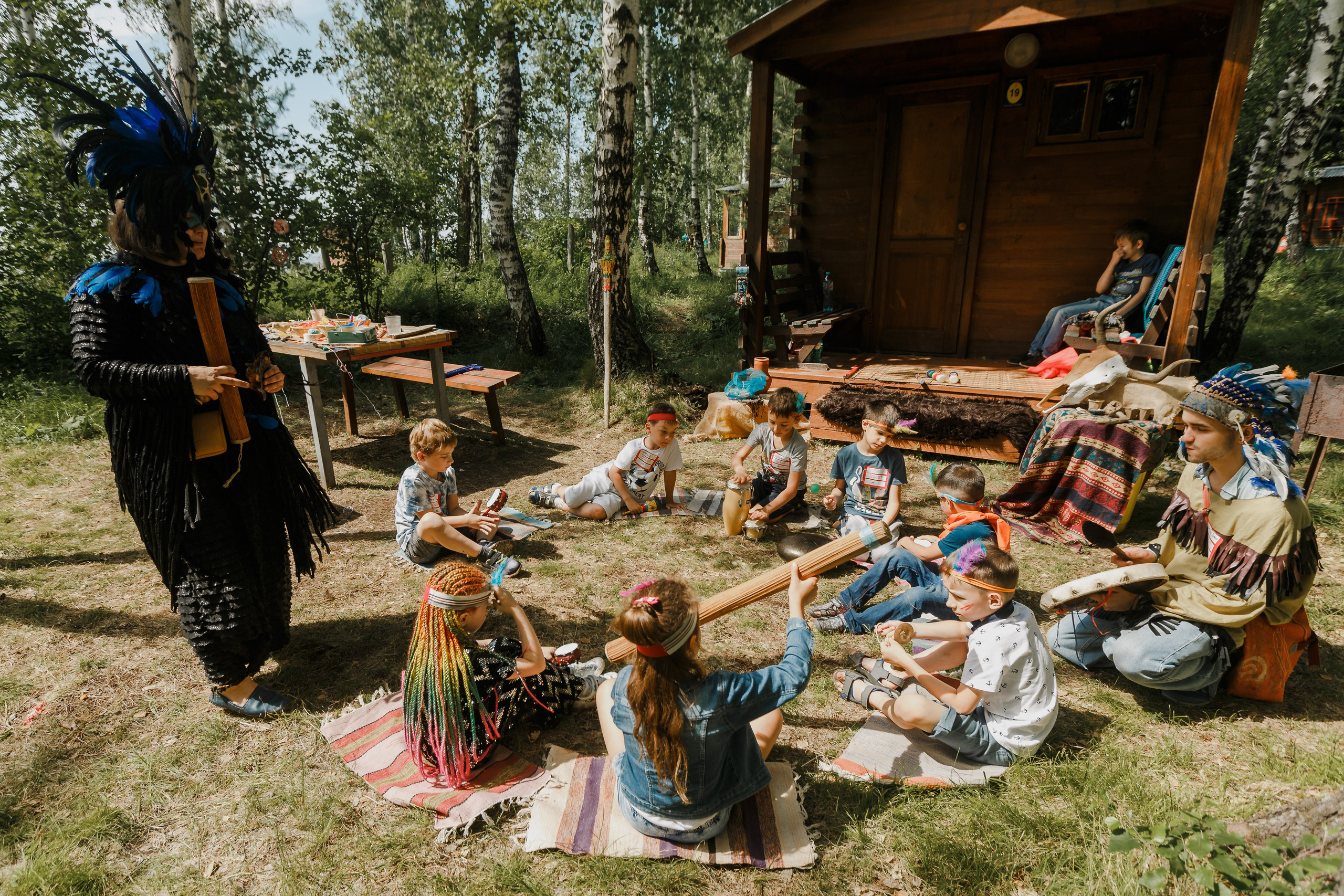 Los niños realizan un ritual falso utilizando varios instrumentos musicales