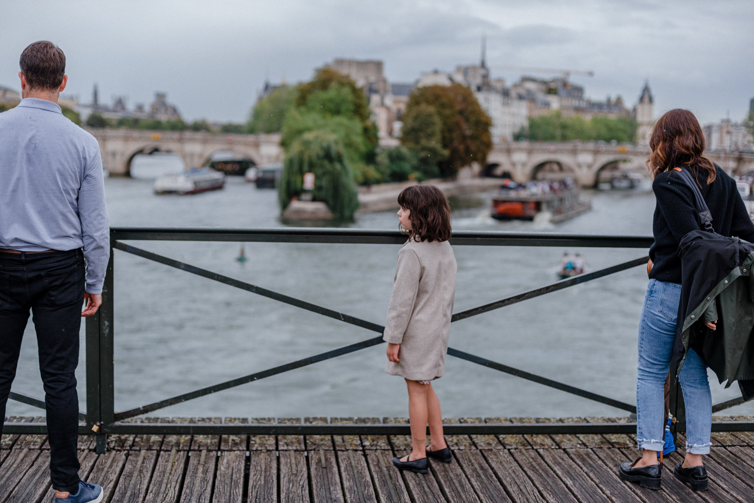 Family session in Luxembourg Gardens. Ksenia Marchand/ Lifestyle photographer in Paris