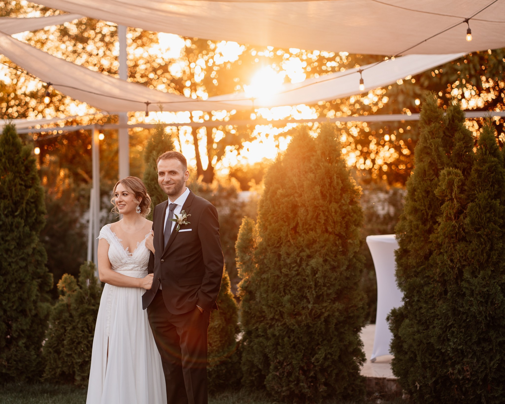 Moment emoționant între miri în ziua nunții, surprins într-un cadru natural și romantic, la Conacul din Livada. Fotografie de nuntă profesională, editată artistic pentru a evidenția emoția și eleganța evenimentului.