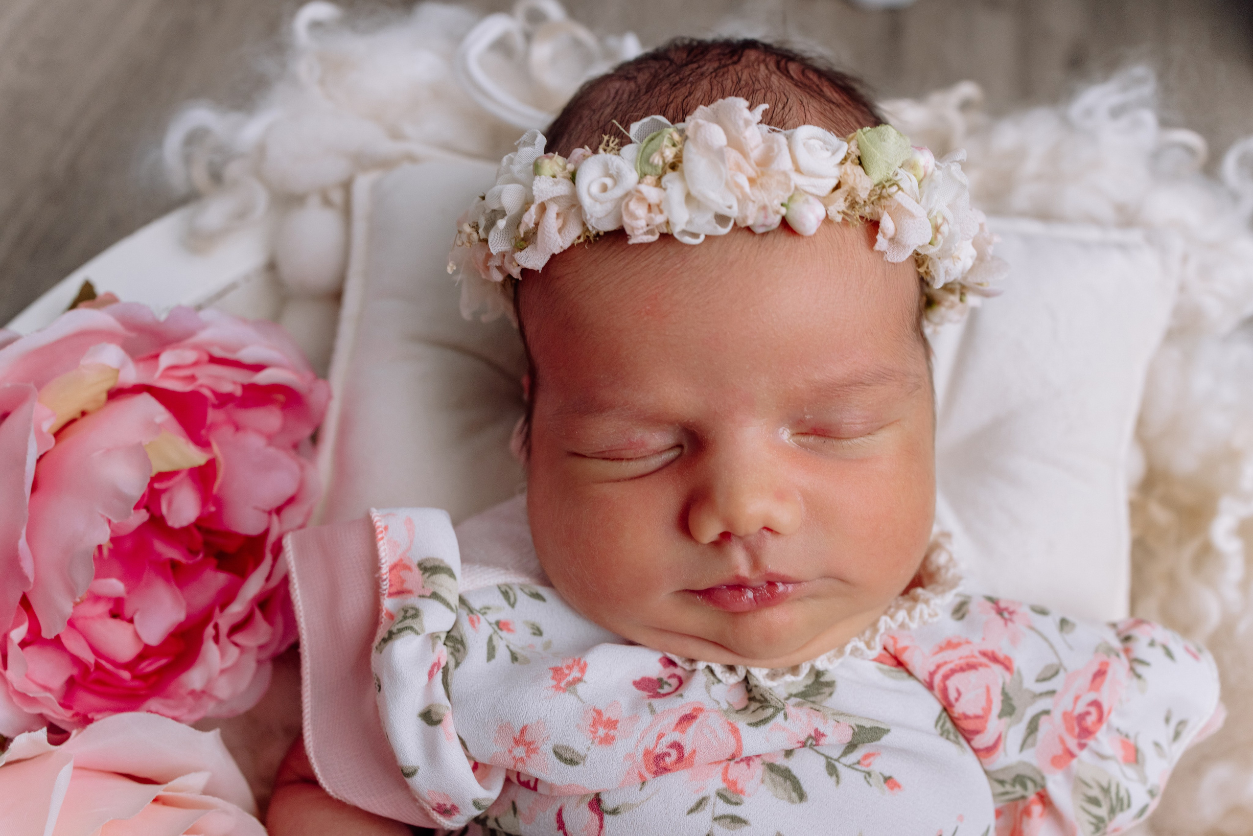 Baby in rosa Outfit mit Stirnband – sanfte Newborn-Fotografie Dachau.