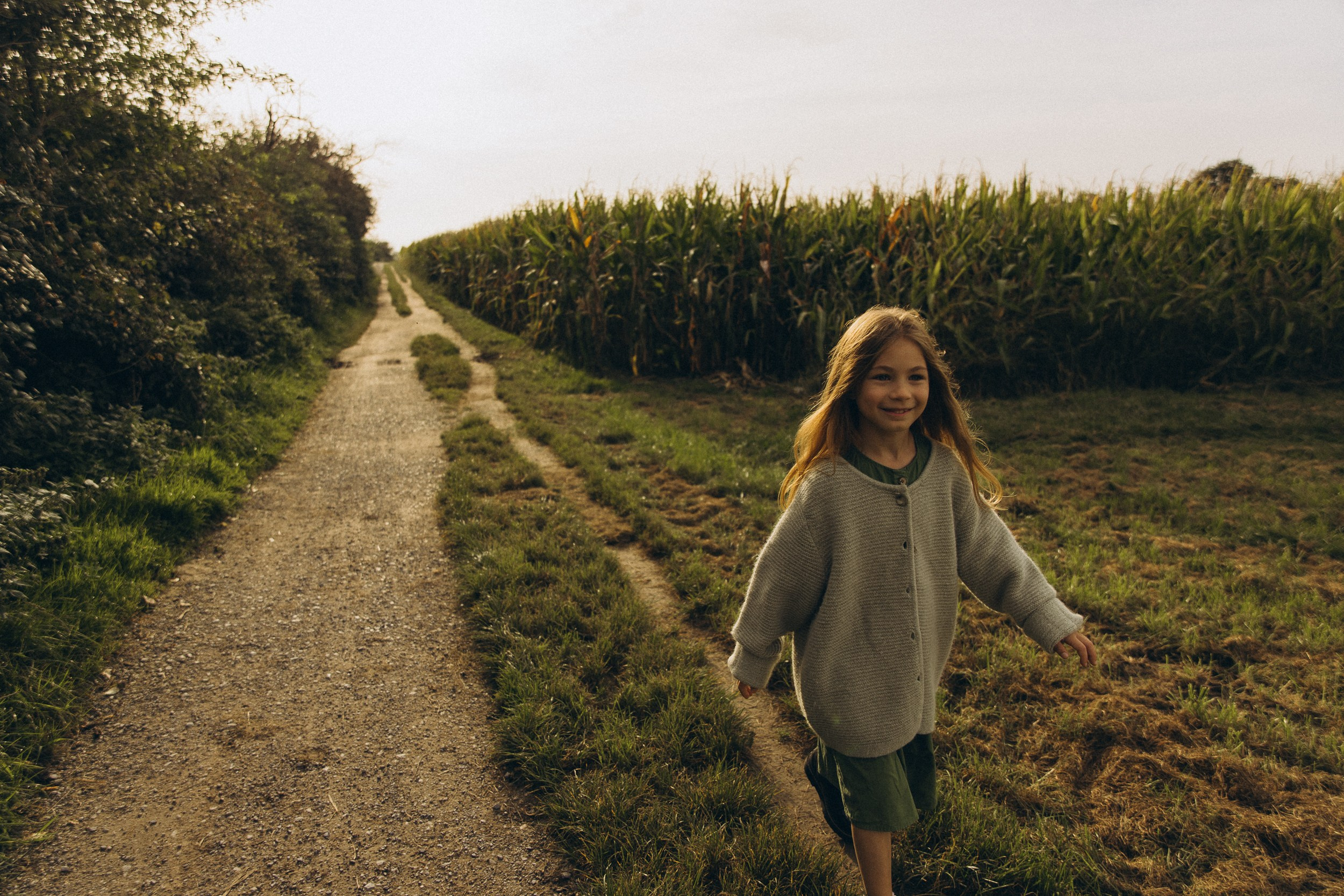 Mama und ihre zwei bezaubernden Töchter in einer familiären Fotosession. Familien & Hochzeitfotografin Nadja Holzmann