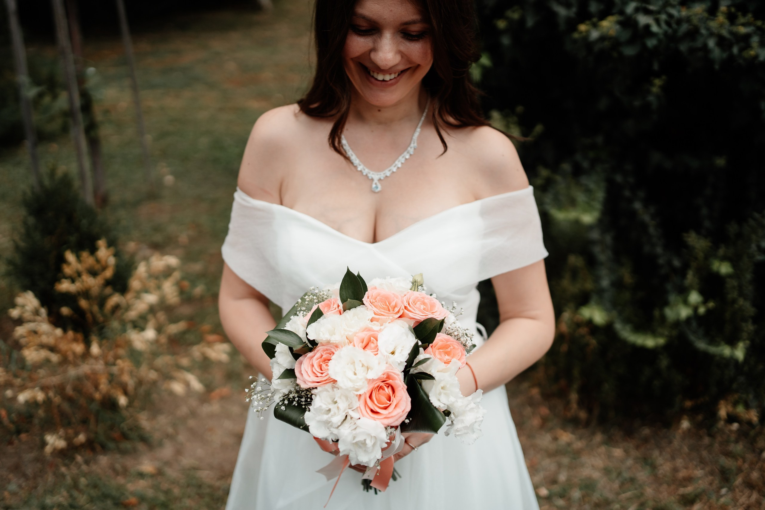 Miri fericiți în fața oficiului stării civile din Bucuresti, Sector 1, celebrând începutul unei noi vieți împreună. Fotografie de cununie civilă, capturând naturalețea și bucuria momentului special.