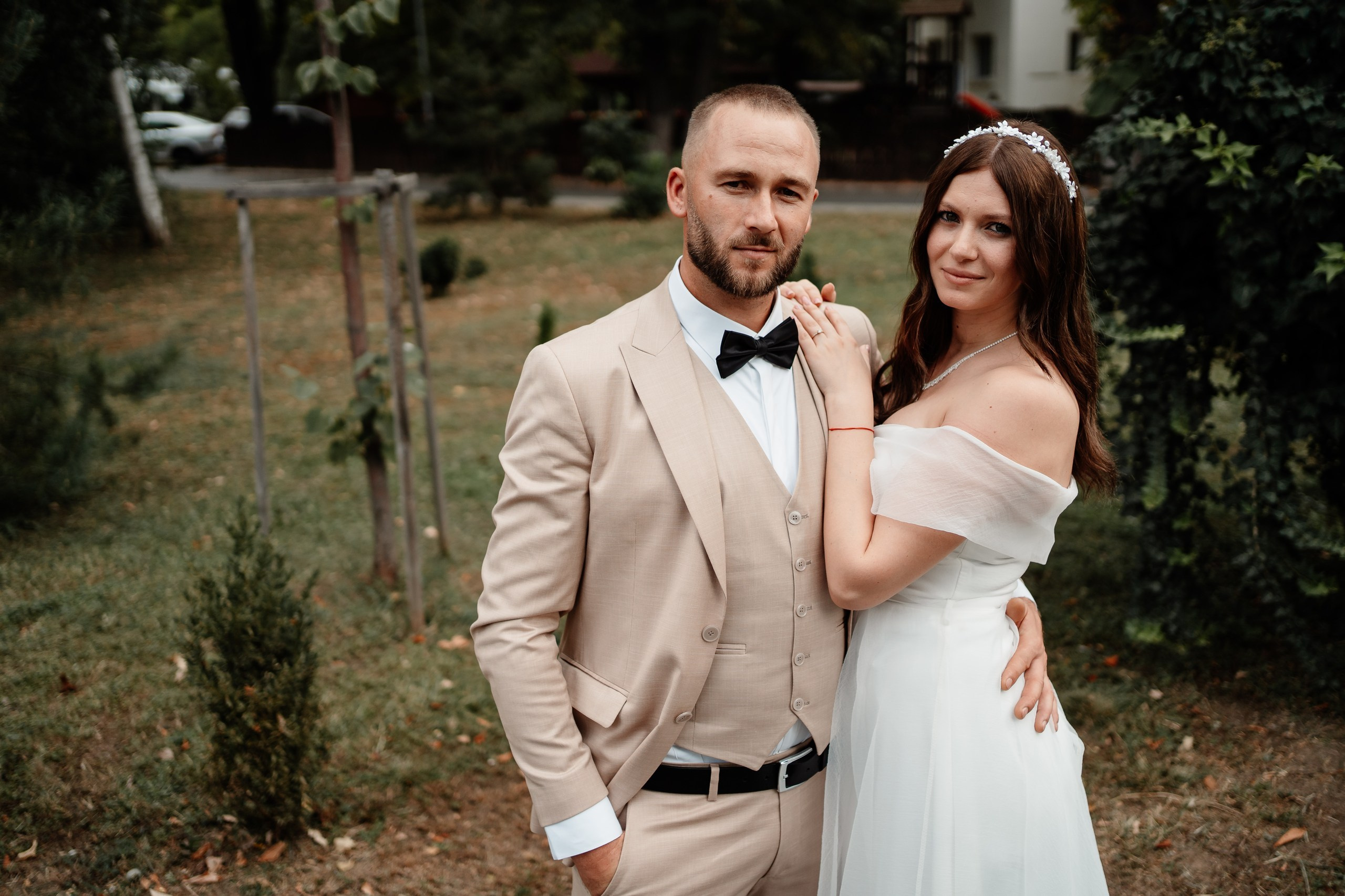 Miri fericiți în fața oficiului stării civile din Bucuresti, Sector 1, celebrând începutul unei noi vieți împreună. Fotografie de cununie civilă, capturând naturalețea și bucuria momentului special.