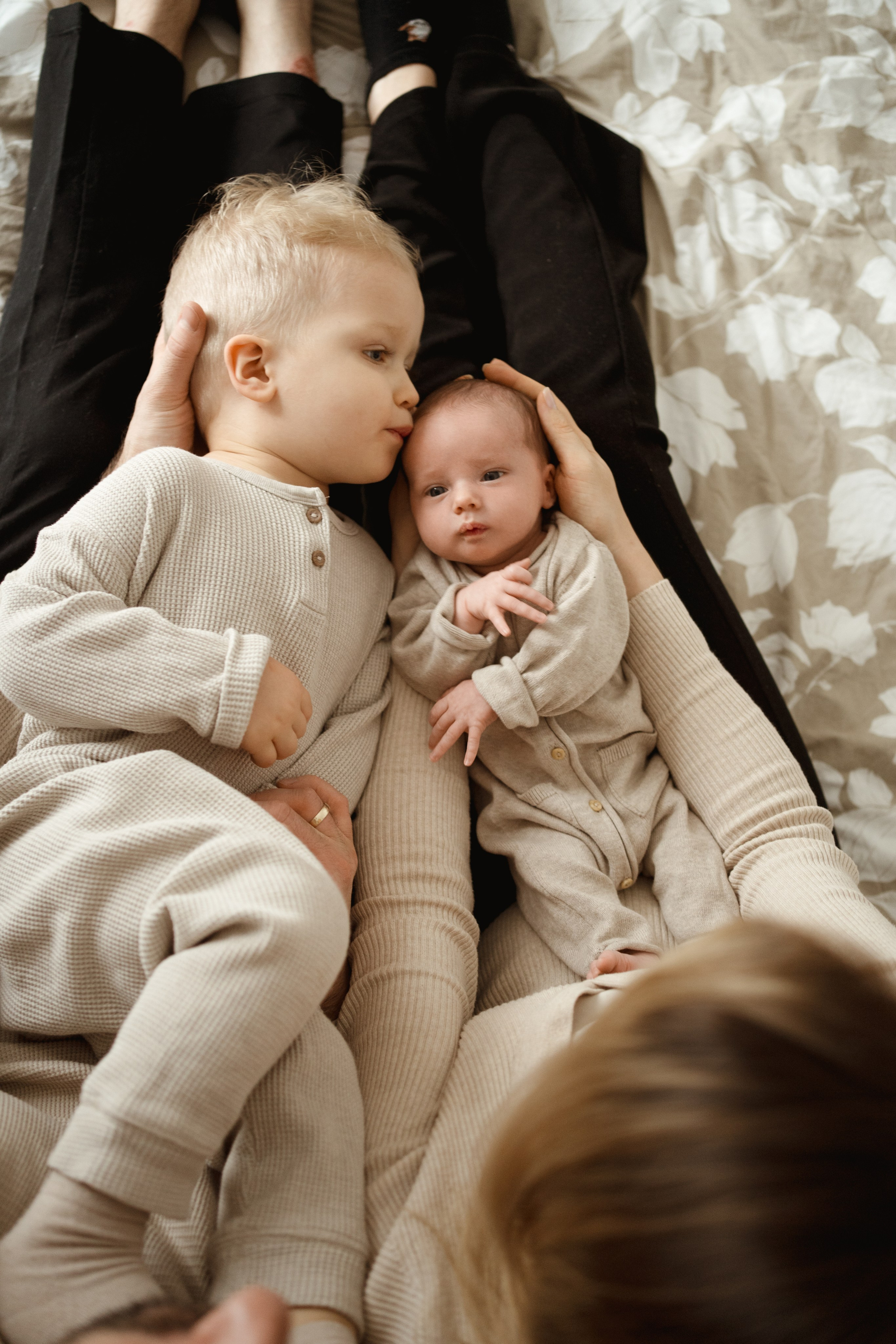 Sesja noworodkowa w domu. Fotograf Łódź - sesja ciążowa, noworodkowa, dziecięca. Studio w Łodzi